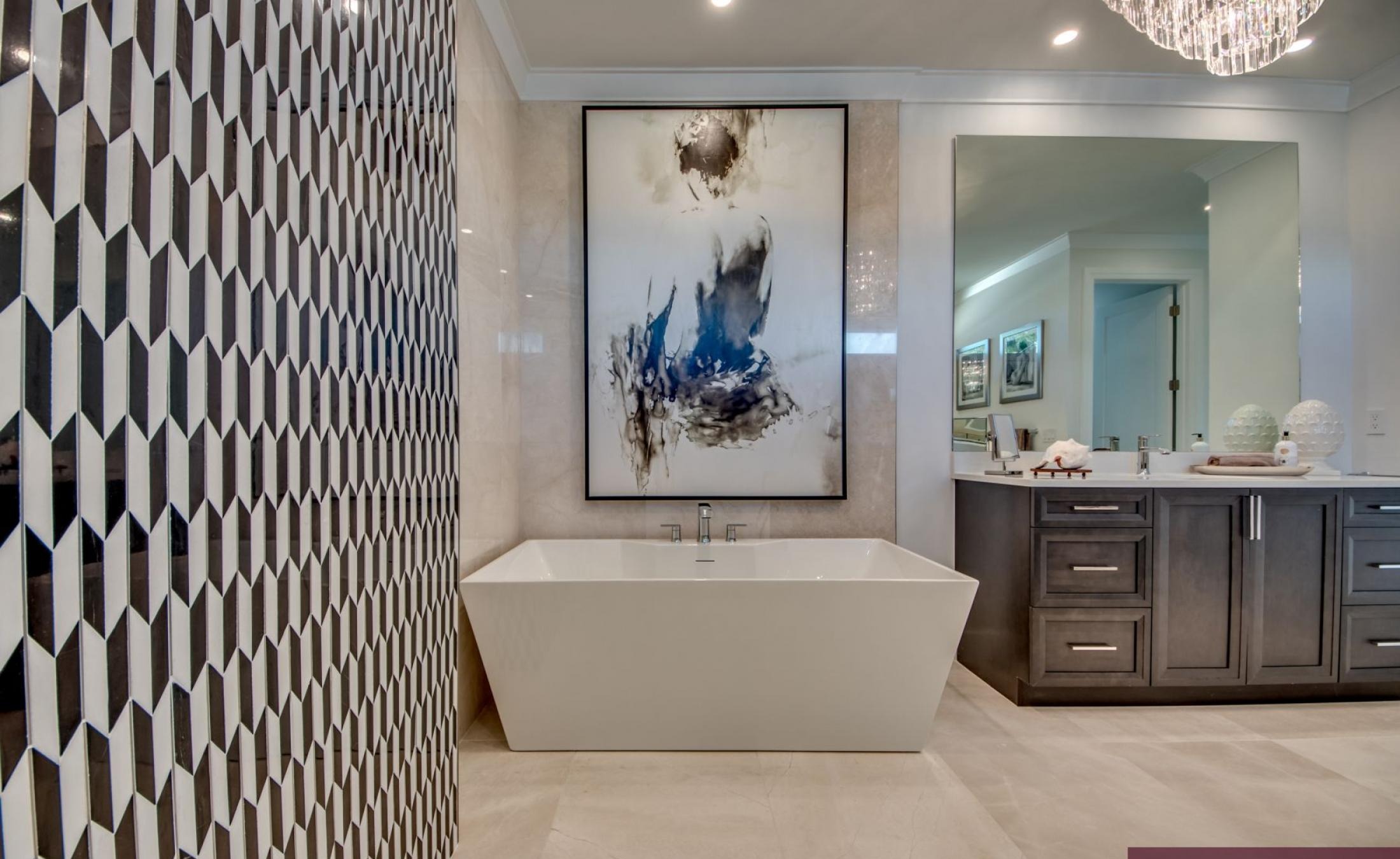 Außenbereich am Wasser mit beheiztem Pool, Jacuzzi und privatem Bootsdock.