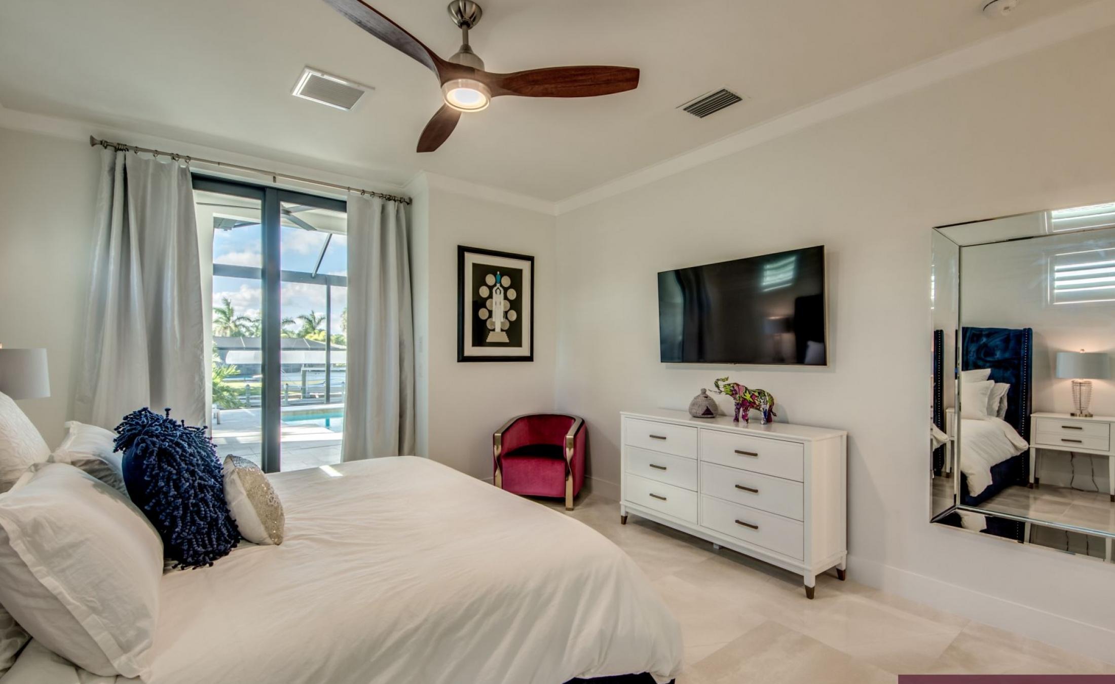 Exklusive Waterfront-Villa mit privatem Bootsdock sowie beheiztem Pool und Jacuzzi.