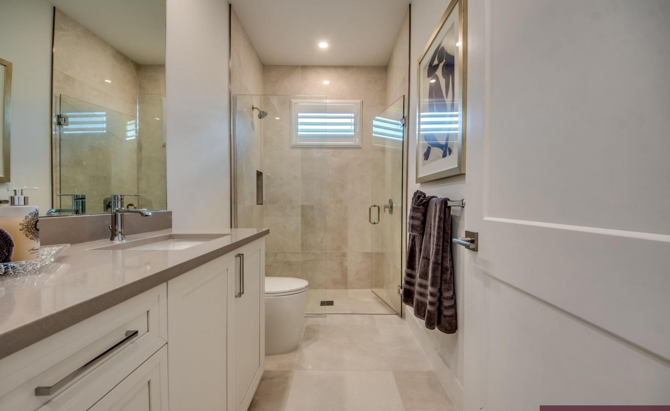 Außenbereich am Wasser mit beheiztem Pool, Spa/Jacuzzi und privatem Bootsdock.