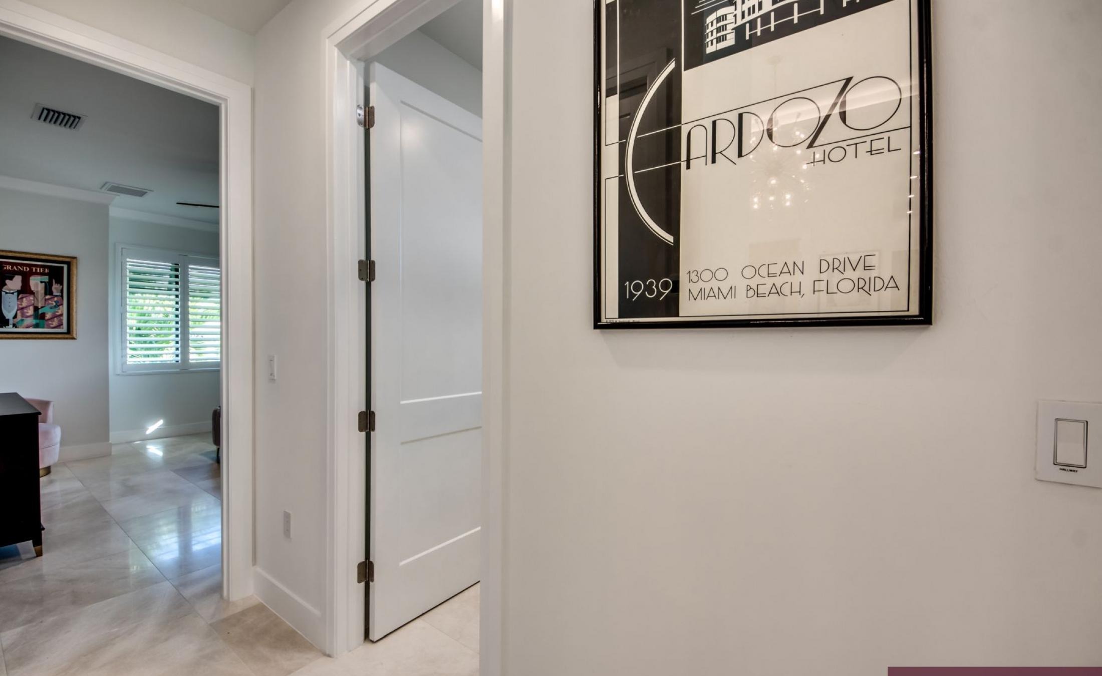 Elektrisch beheizter Pool und Jacuzzi im Außenbereich mit Blick aufs Wasser.