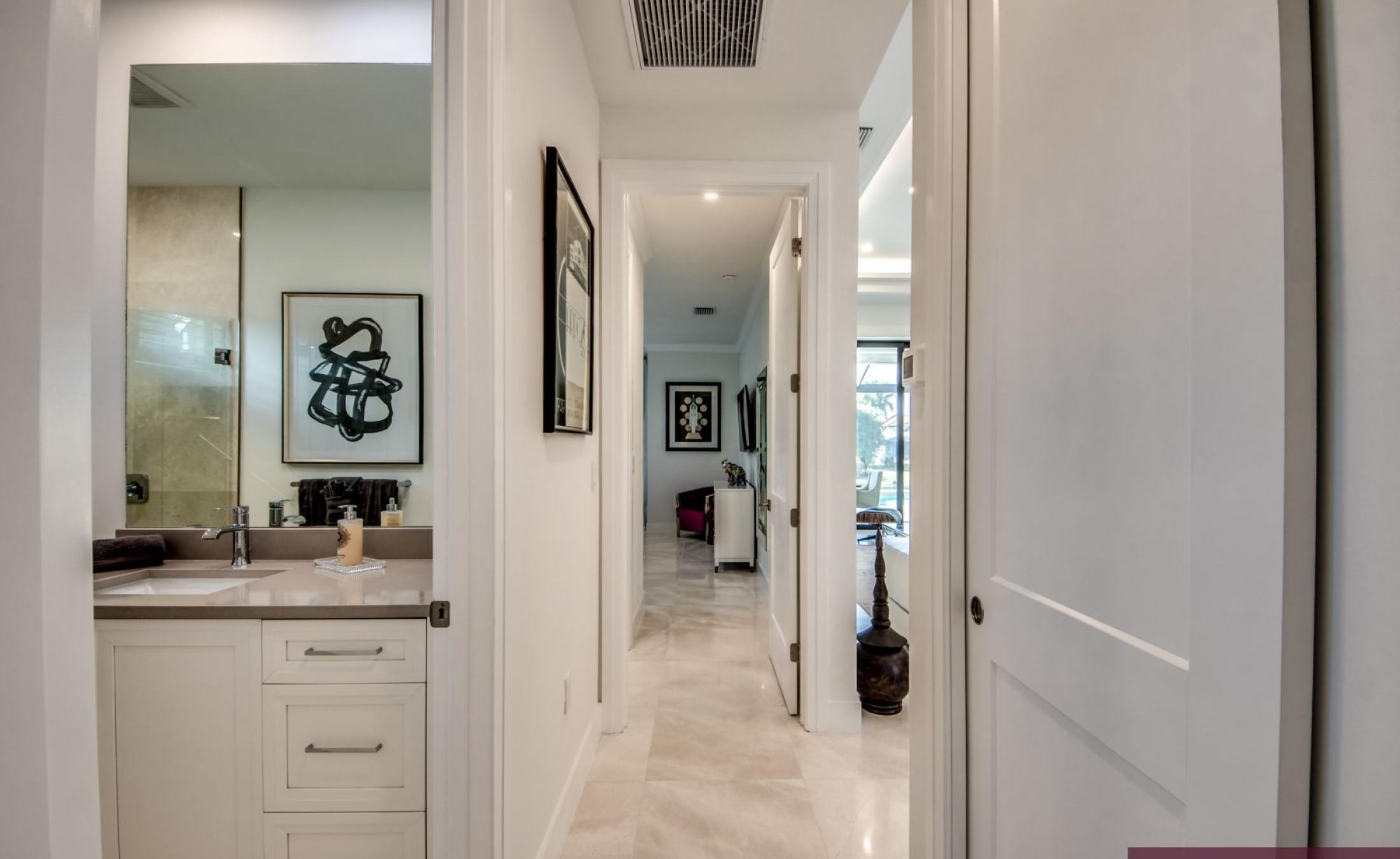Elektrisch beheizter Pool und Jacuzzi im Außenbereich mit Blick auf den Wasserkanal.