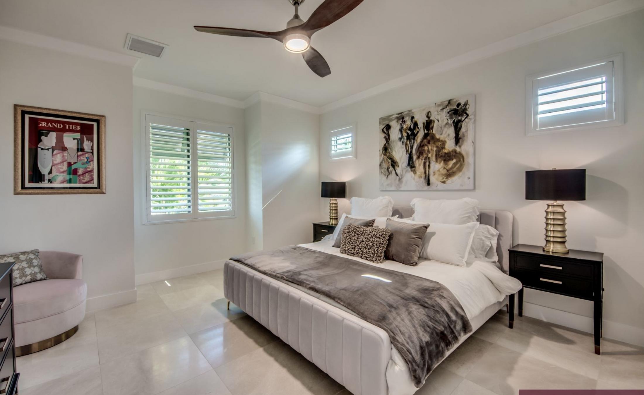 Elektrisch beheizter Pool und Jacuzzi mit Blick auf den Wasserkanal.