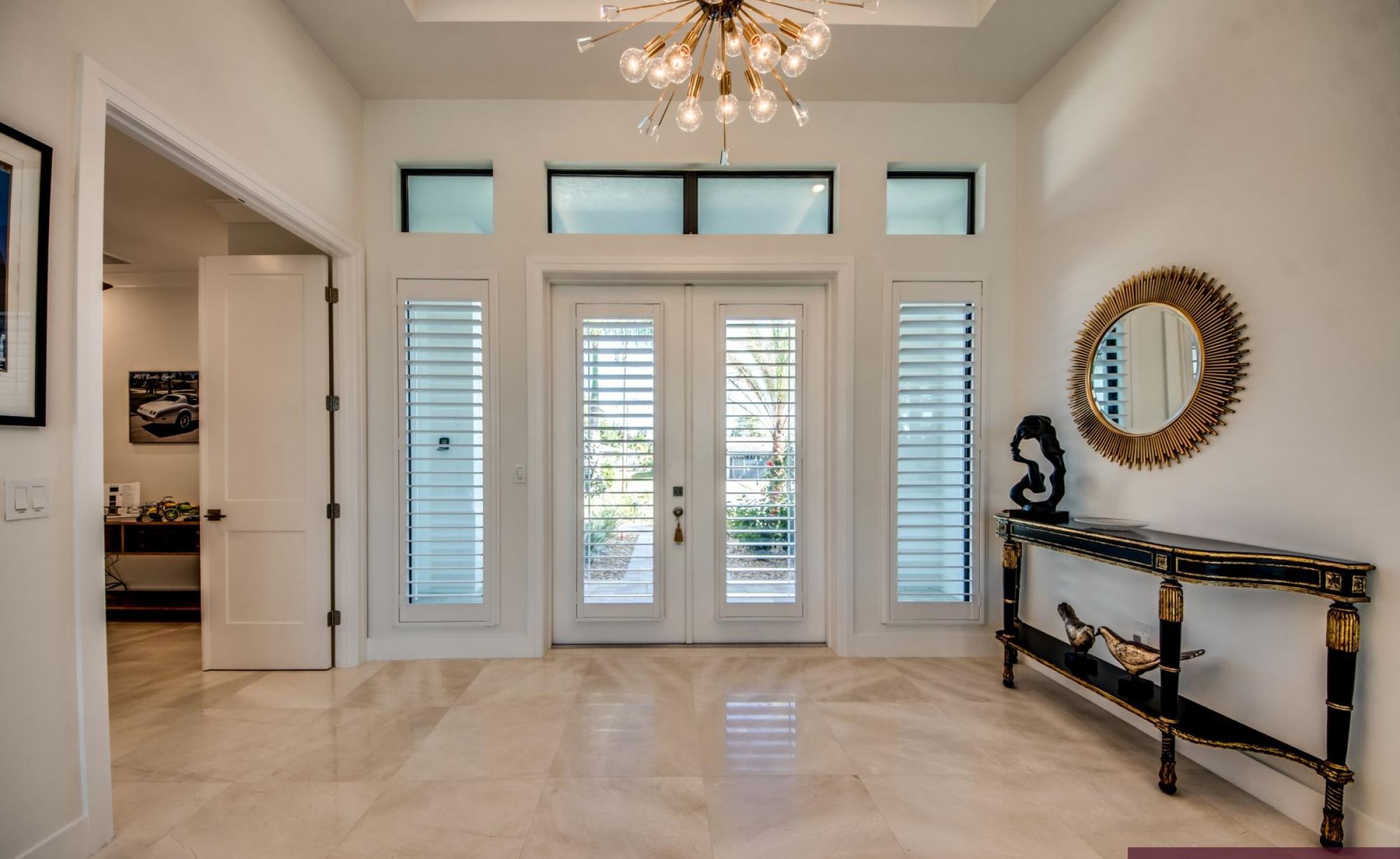 Elektrisch beheizter Pool und Jacuzzi im Außenbereich mit Blick aufs Wasser.