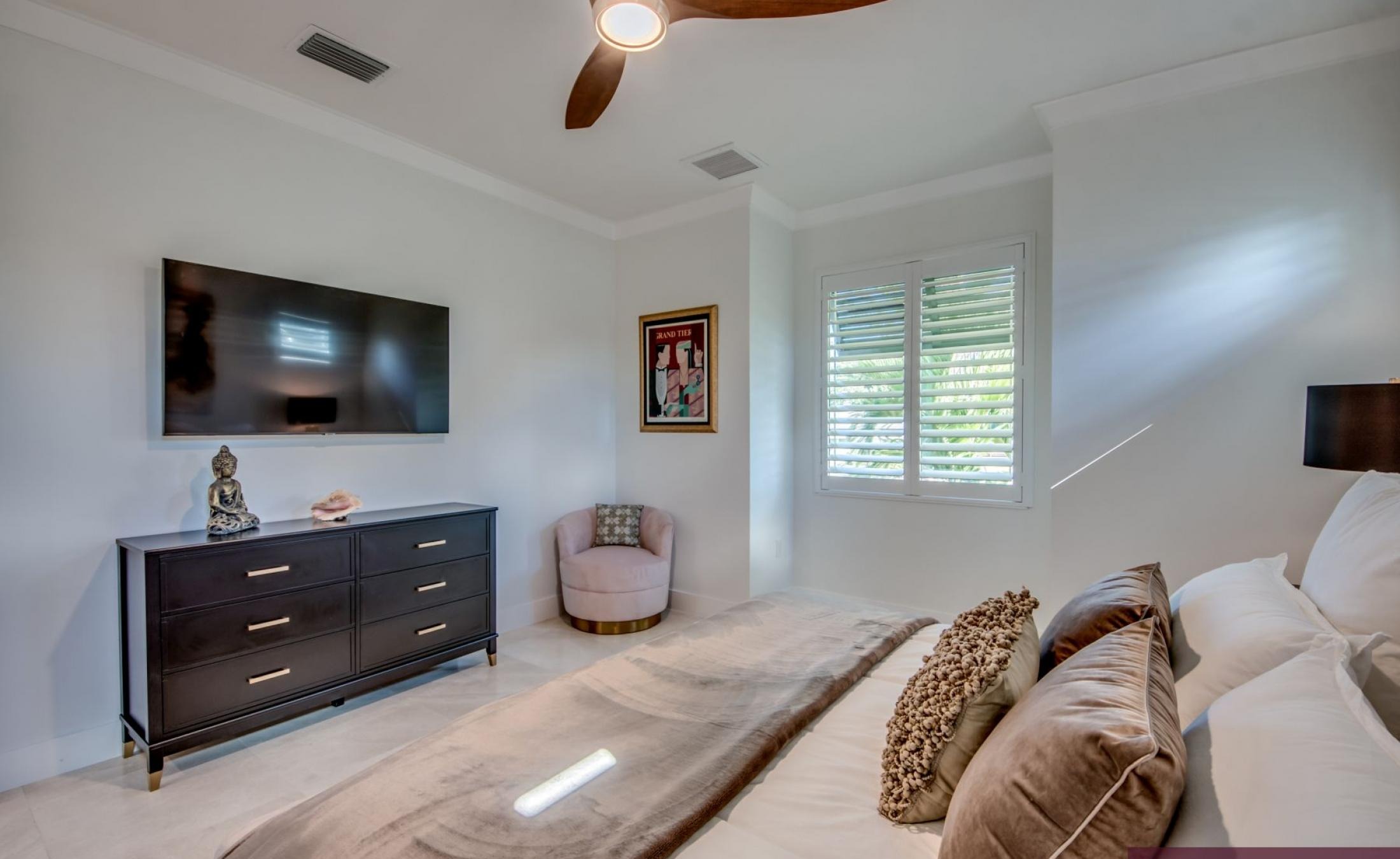 Elektrisch beheizter Pool und Jacuzzi im Außenbereich mit Blick auf den Wasserkanal.