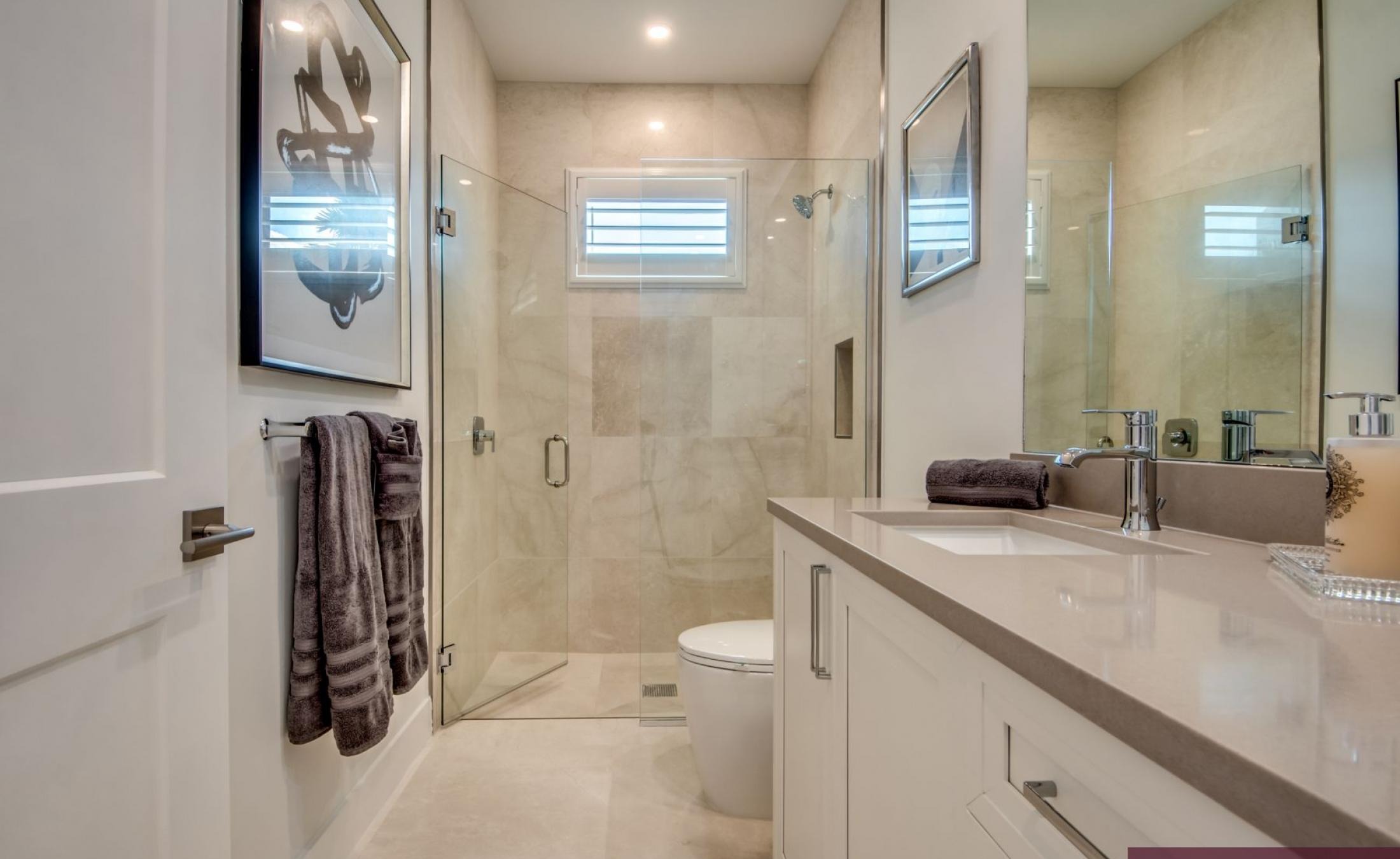 Außenbereich mit beheiztem Pool und Jacuzzi am Wasser mit Bootsdock.