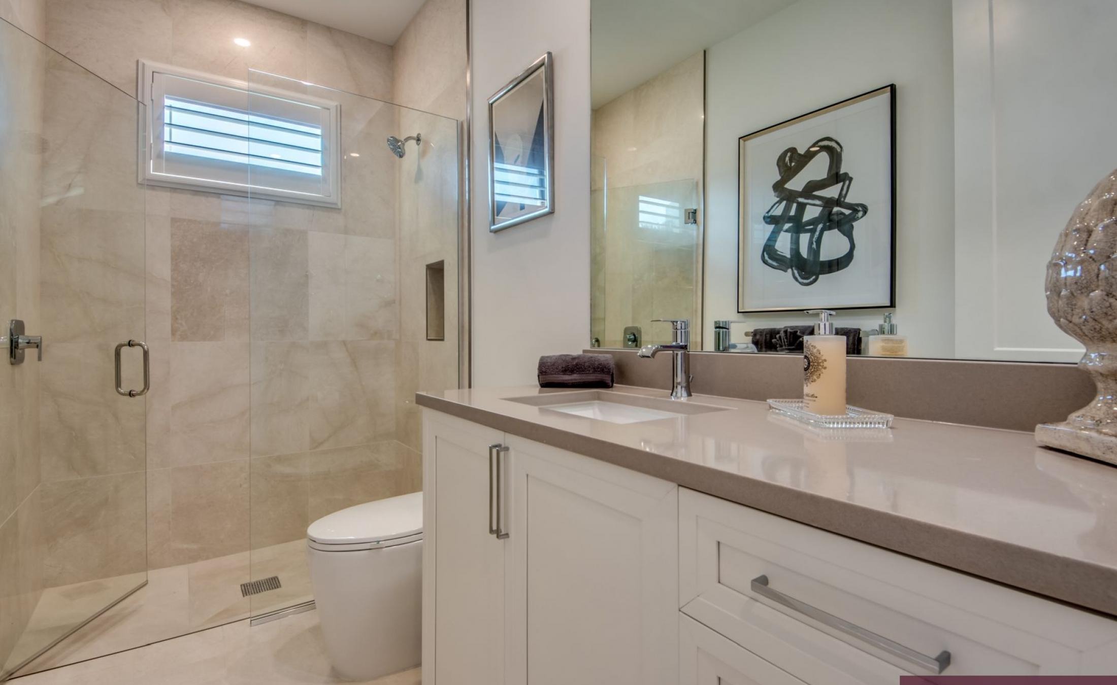 Außenbereich am Wasser mit beheiztem Pool, Jacuzzi und privatem Bootsdock.