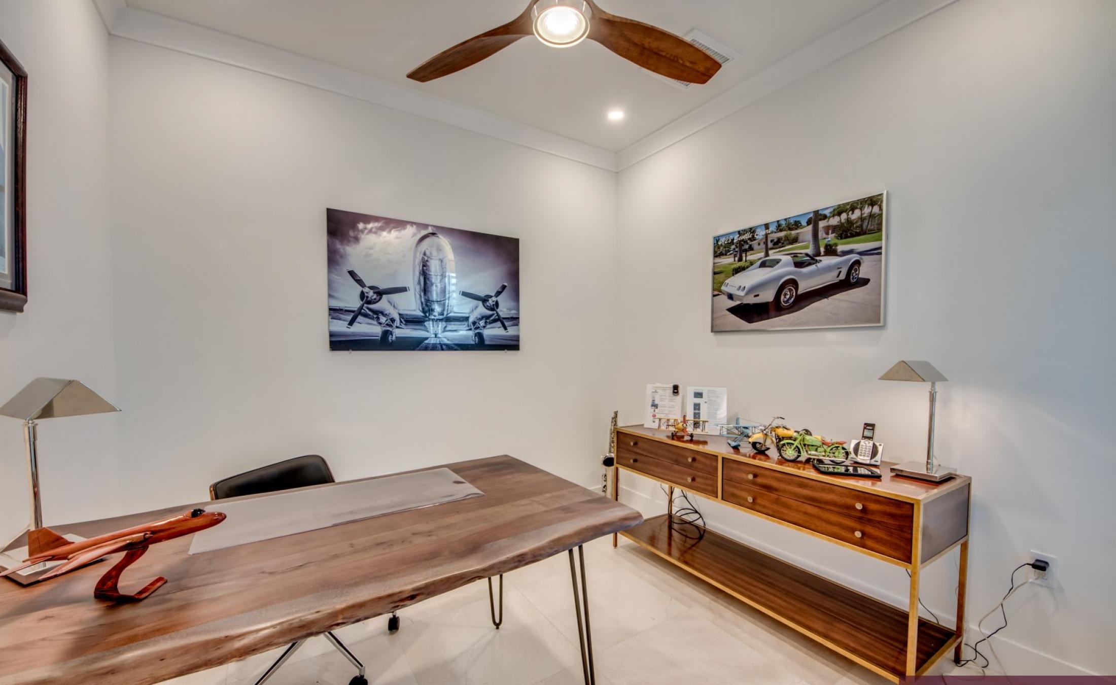 Elektrisch beheizter Pool mit Spa/Jacuzzi im Außenbereich am Wasser.