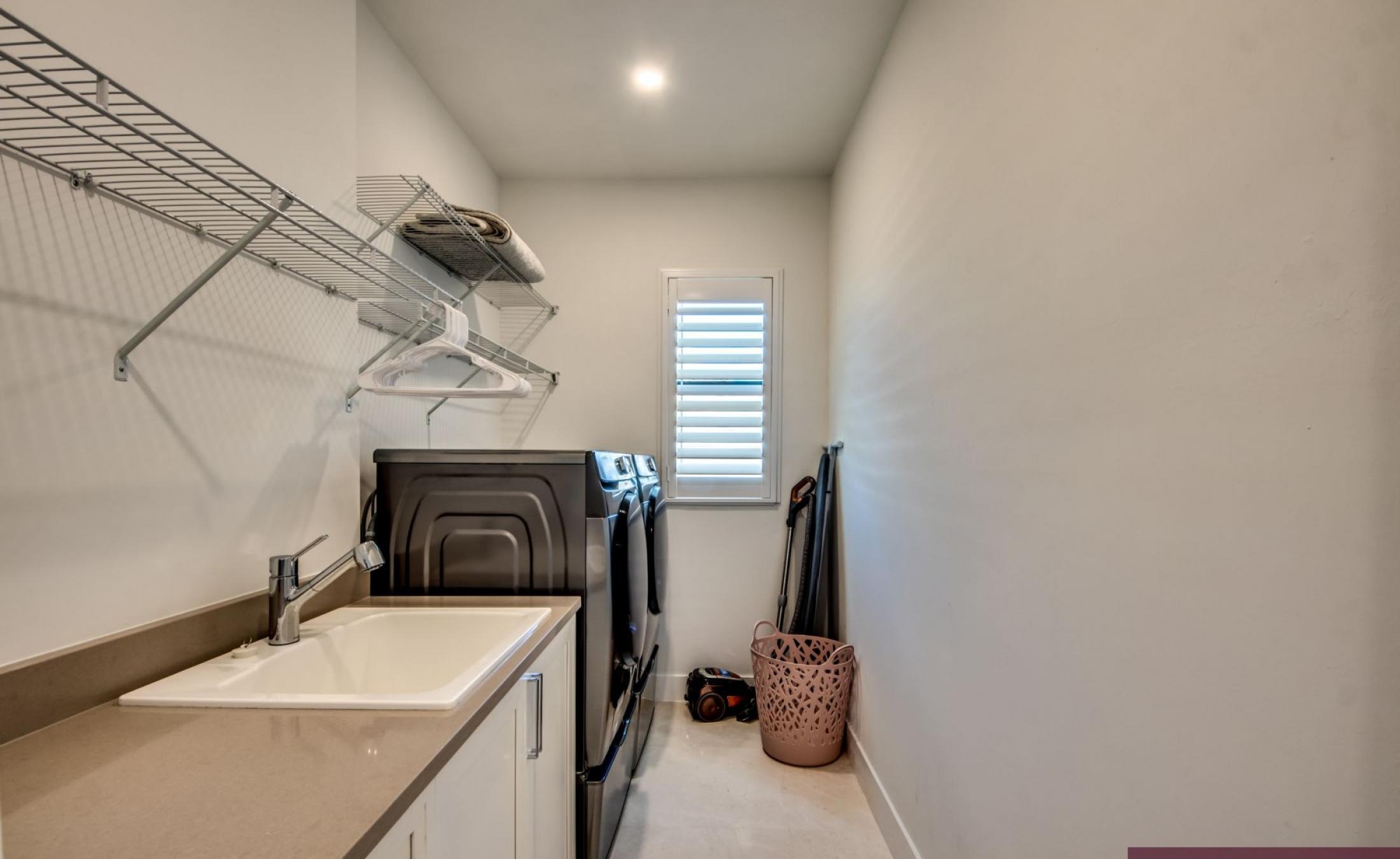 Außenbereich mit beheiztem Pool und Jacuzzi am Wasser mit Bootsdock.