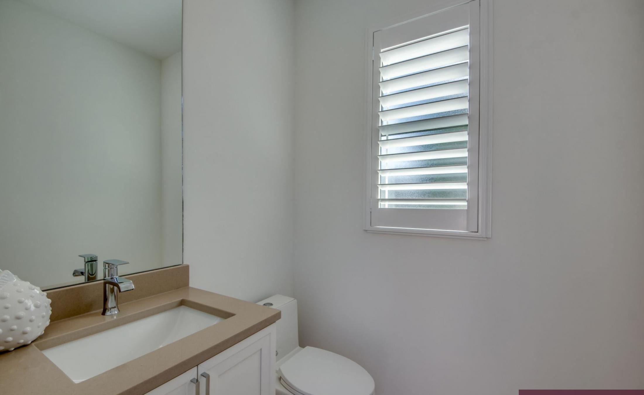 Elektrisch beheizter Pool und Jacuzzi im Außenbereich am Wasser mit Bootsdock.