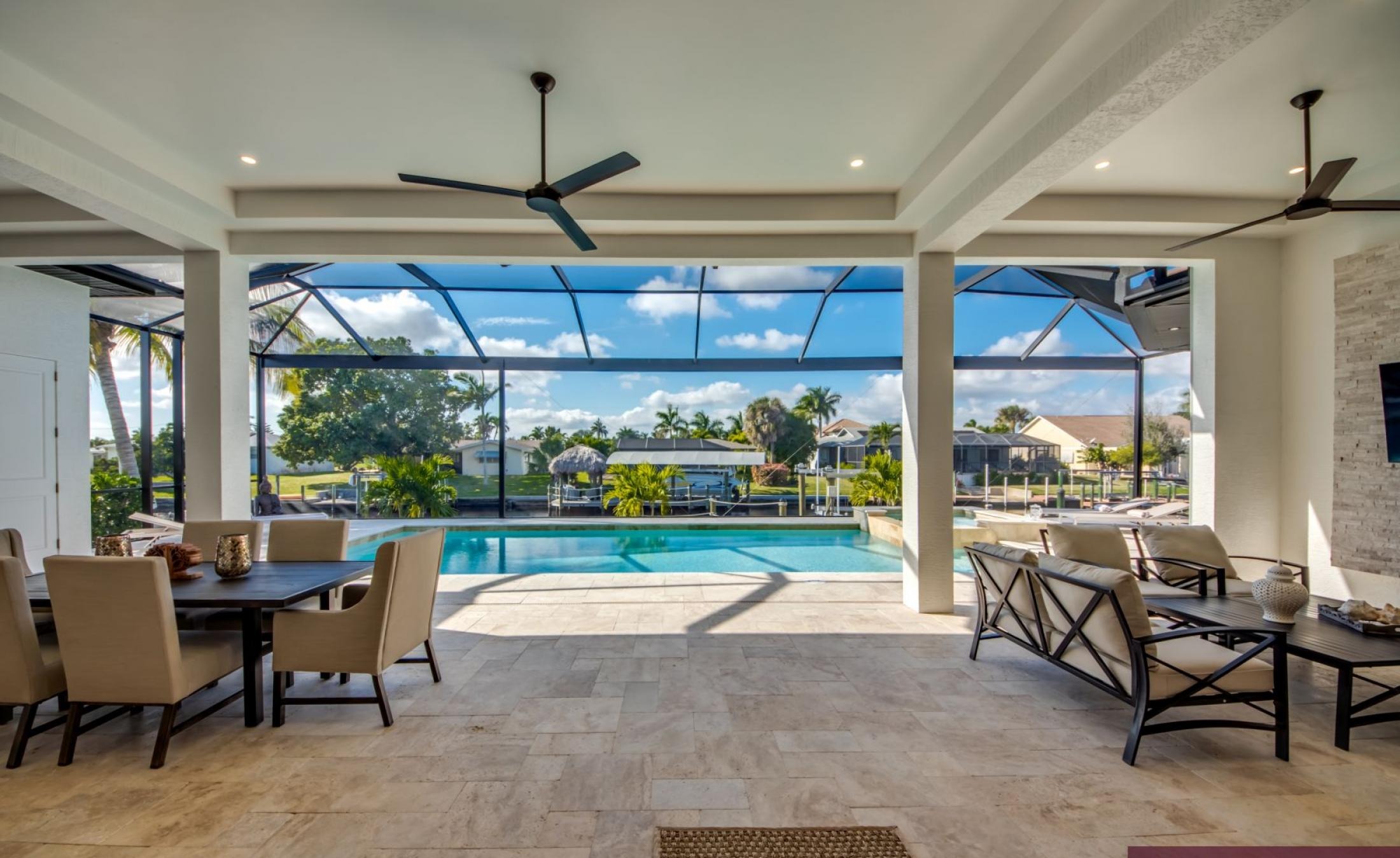 Villa am Wasser mit privatem Bootsdock sowie beheiztem Pool und Jacuzzi im Außenbereich.