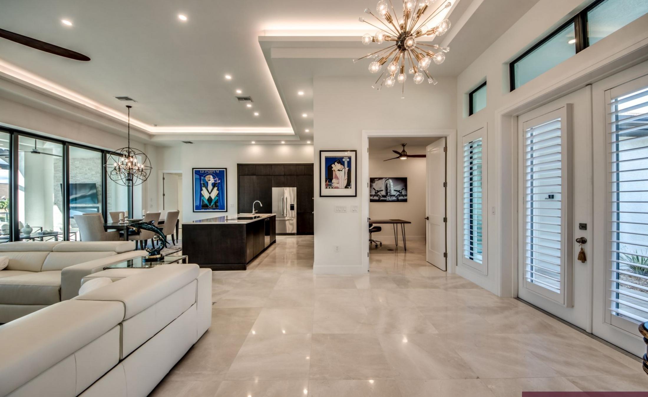 Außenbereich am Wasser mit beheiztem Pool, Jacuzzi und privatem Bootsdock.