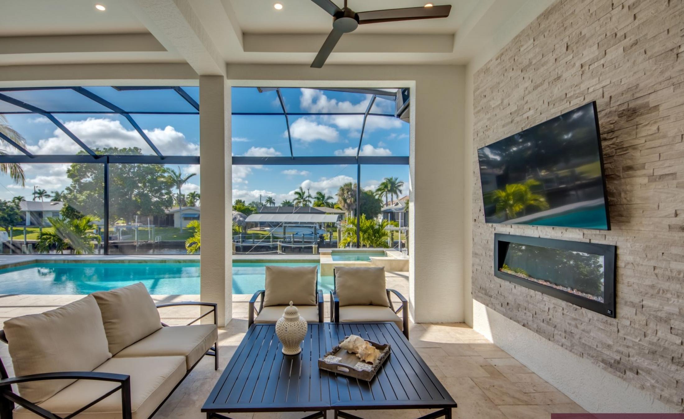 Außenbereich am Wasser mit beheiztem Pool, Spa/Jacuzzi und Bootsdock.