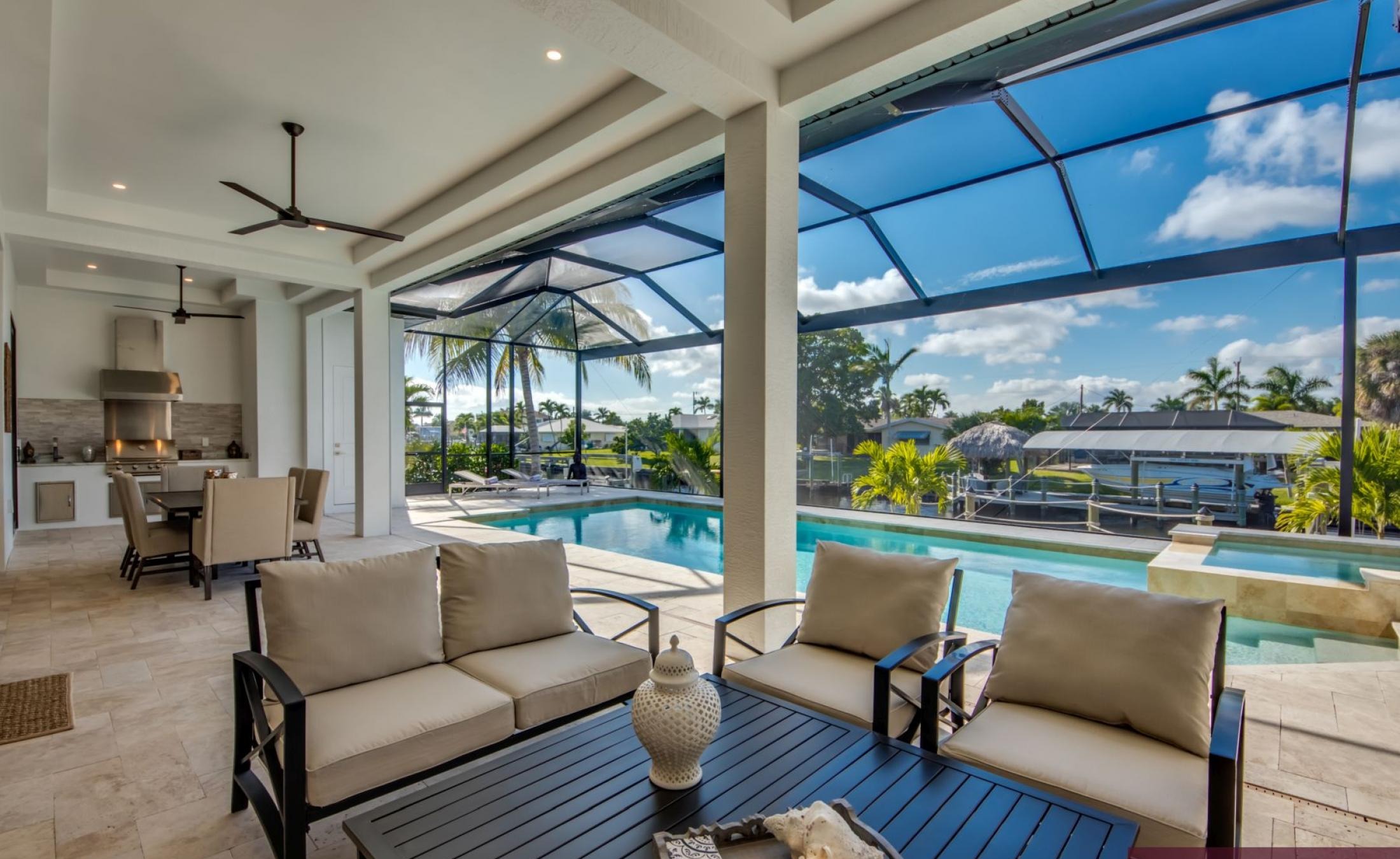 Außenbereich am Wasser mit Bootsdock, beheiztem Pool und Jacuzzi.