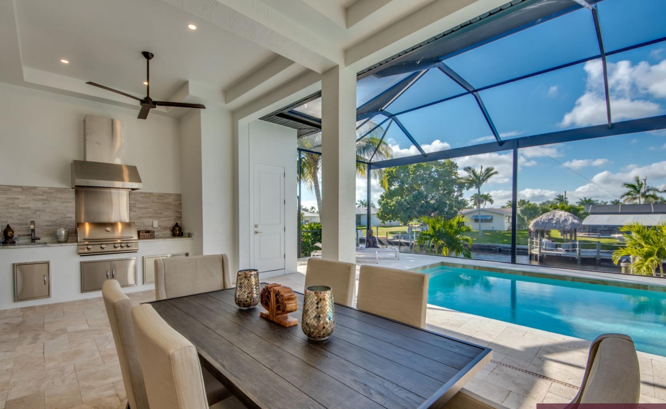 Elektrisch beheizter Pool und Jacuzzi auf der Terrasse mit Blick auf den Kanal.