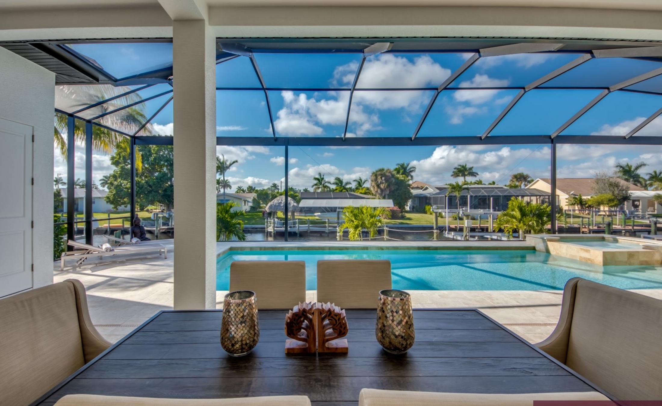 Villa am Wasser mit privatem Bootsdock sowie beheiztem Pool und Jacuzzi.