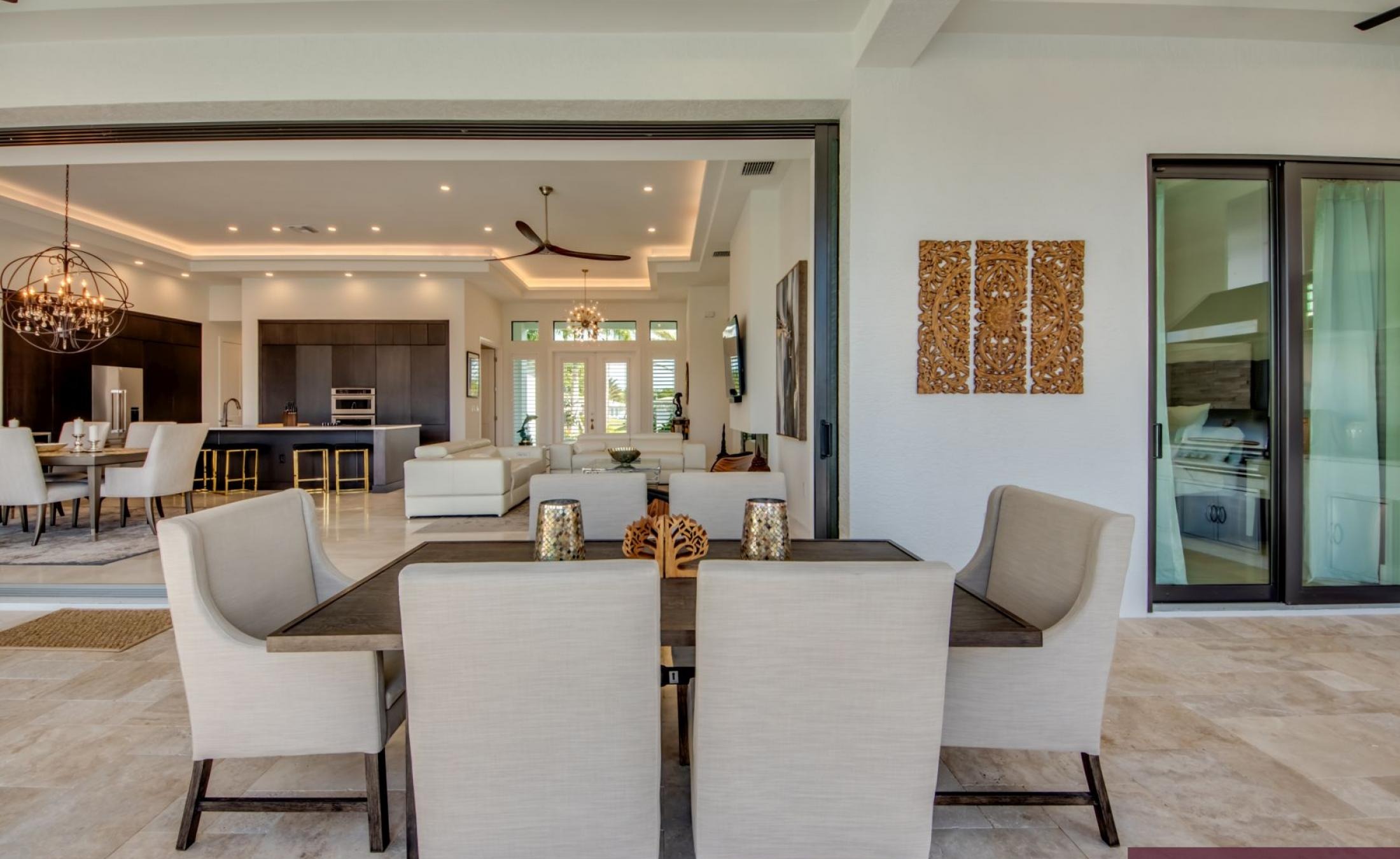 Villa am Wasser mit privatem Bootsdock und beheiztem Pool mit Jacuzzi.