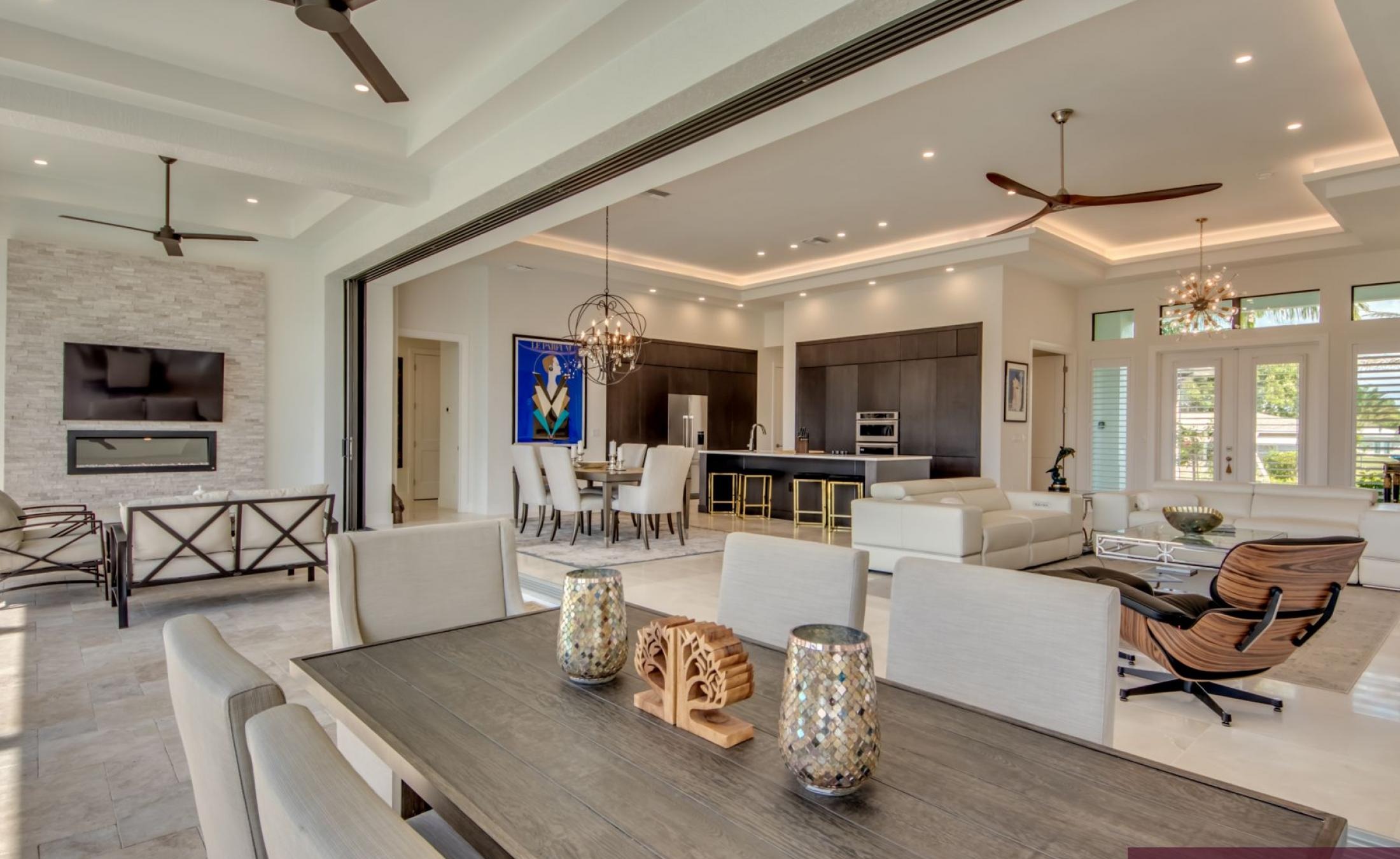 Außenbereich am Wasser mit beheiztem Pool, Jacuzzi und privatem Bootsdock.