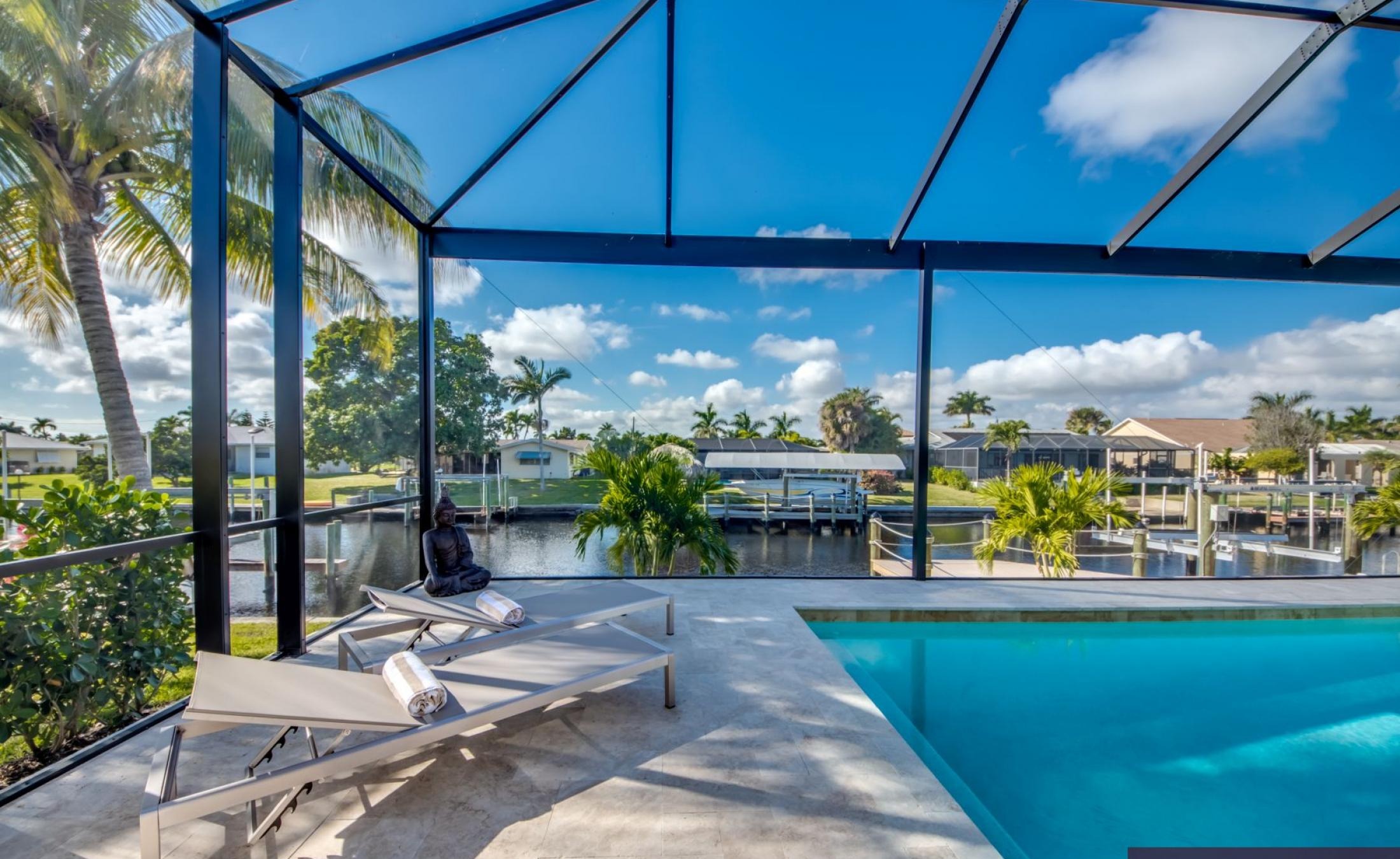 Elektrisch beheizter Pool und Jacuzzi auf der Terrasse mit Blick aufs Wasser.