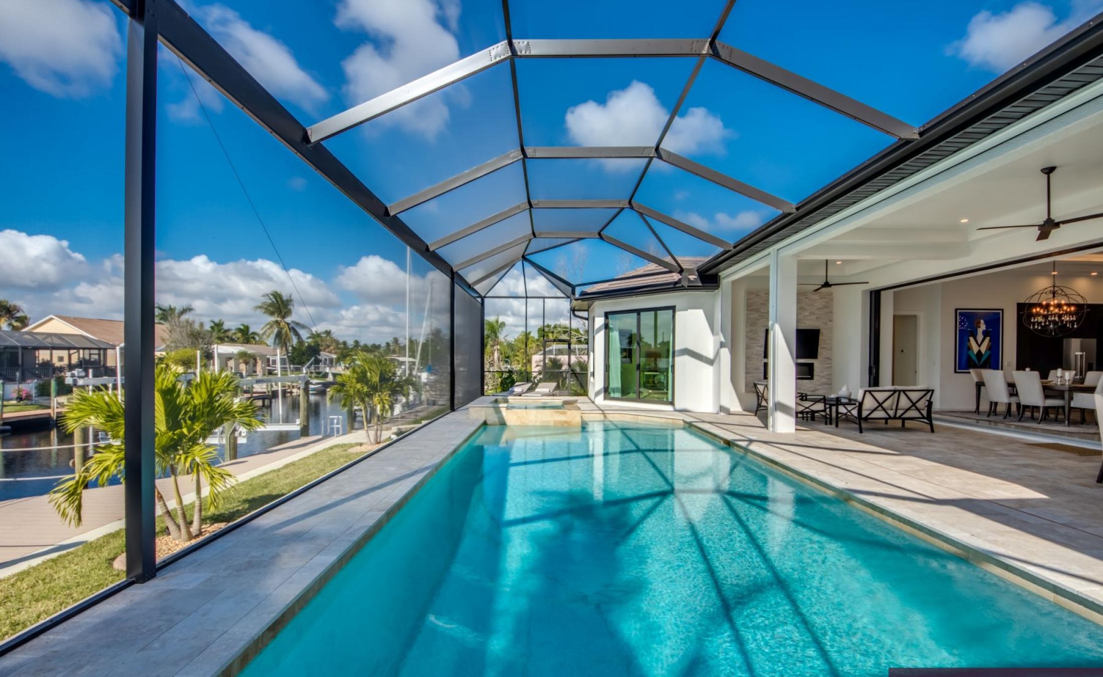 Elektrisch beheizter Pool mit integriertem Jacuzzi im Außenbereich am Wasser.