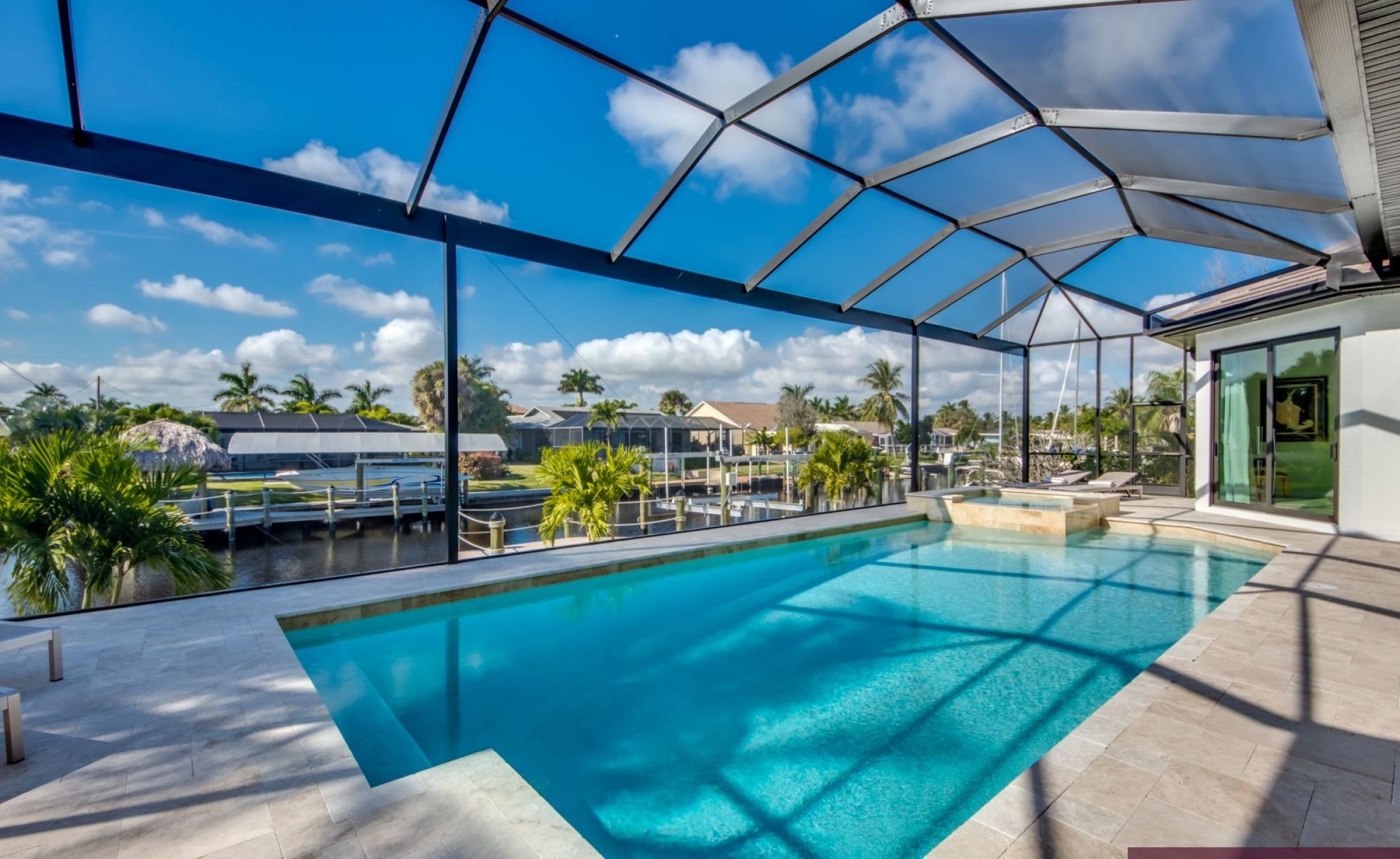 Außenbereich am Wasser mit beheiztem Pool, Jacuzzi und privatem Bootsdock.