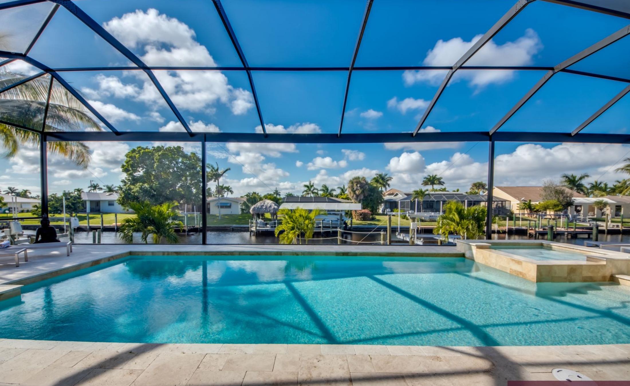 Elektrisch beheizter Pool und Jacuzzi im Außenbereich mit Blick auf den Wasserkanal.