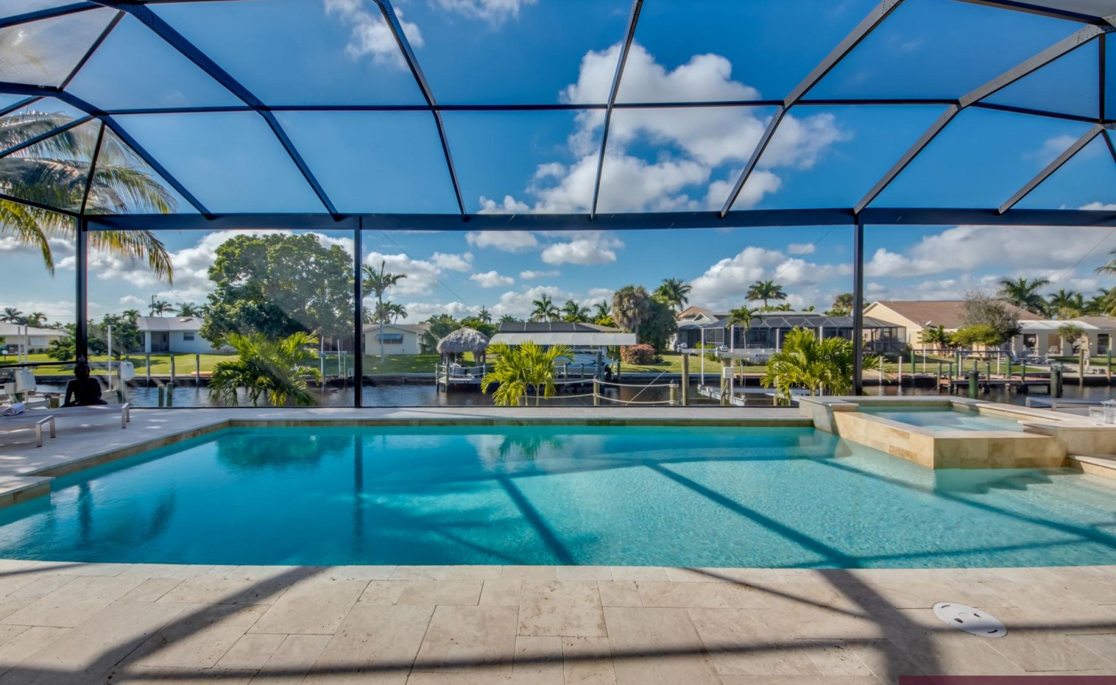 Elektrisch beheizter Pool und Spa/Jacuzzi im Außenbereich mit Blick aufs Wasser.