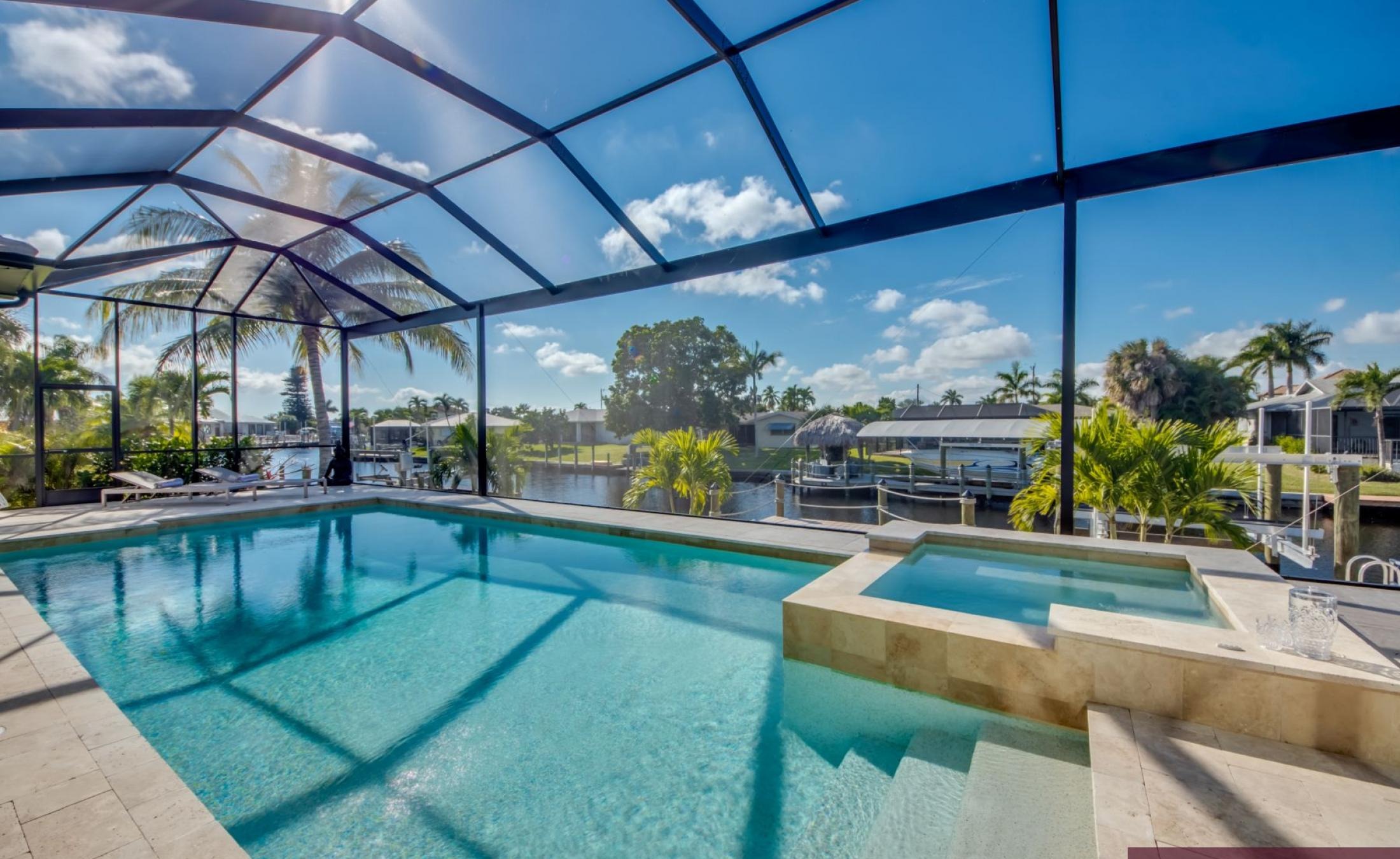 Elektrisch beheizter Pool mit Spa/Jacuzzi am Wasser mit Bootsdock.