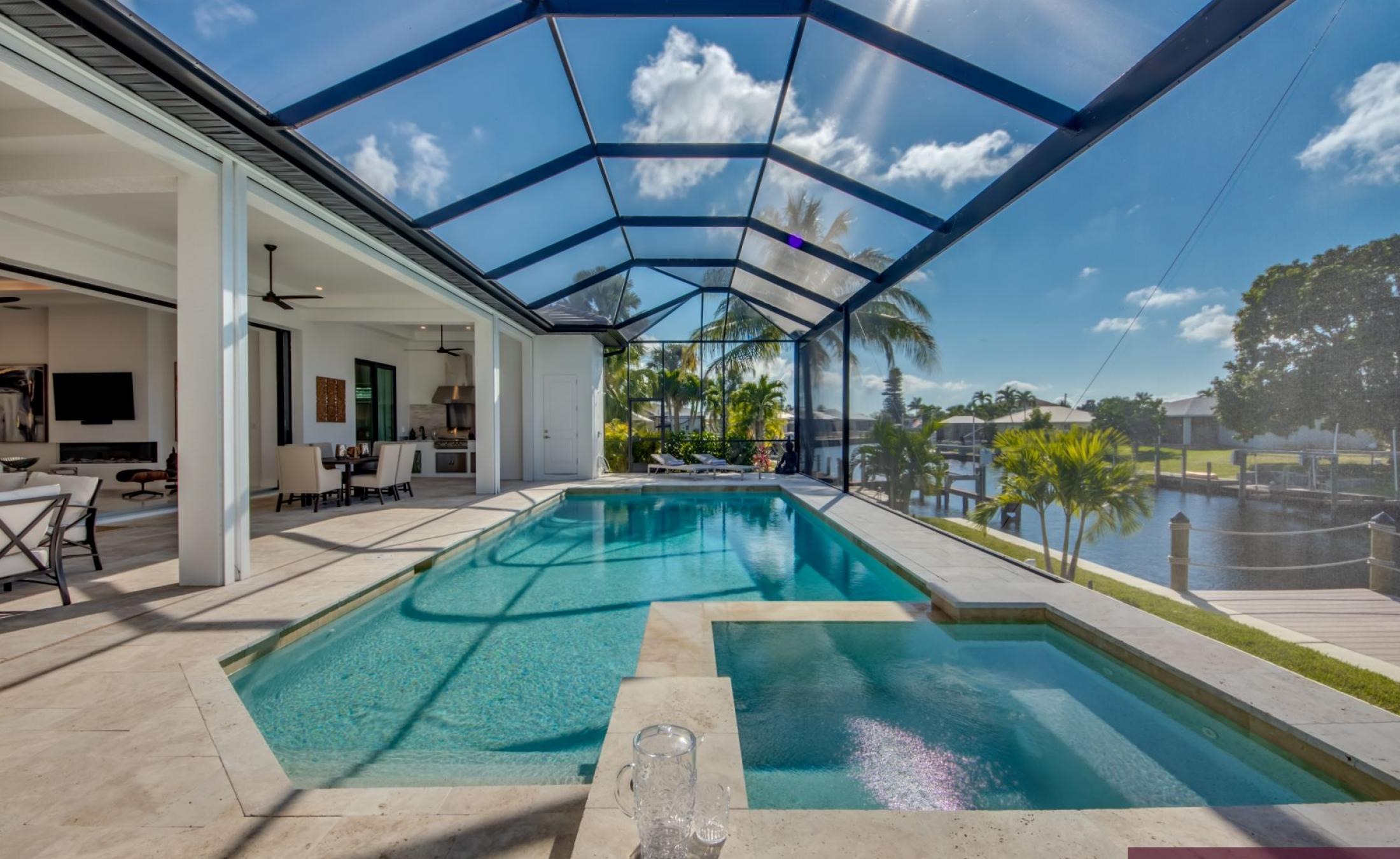 Elektrisch beheizter Pool mit Jacuzzi im Außenbereich am Wasser.