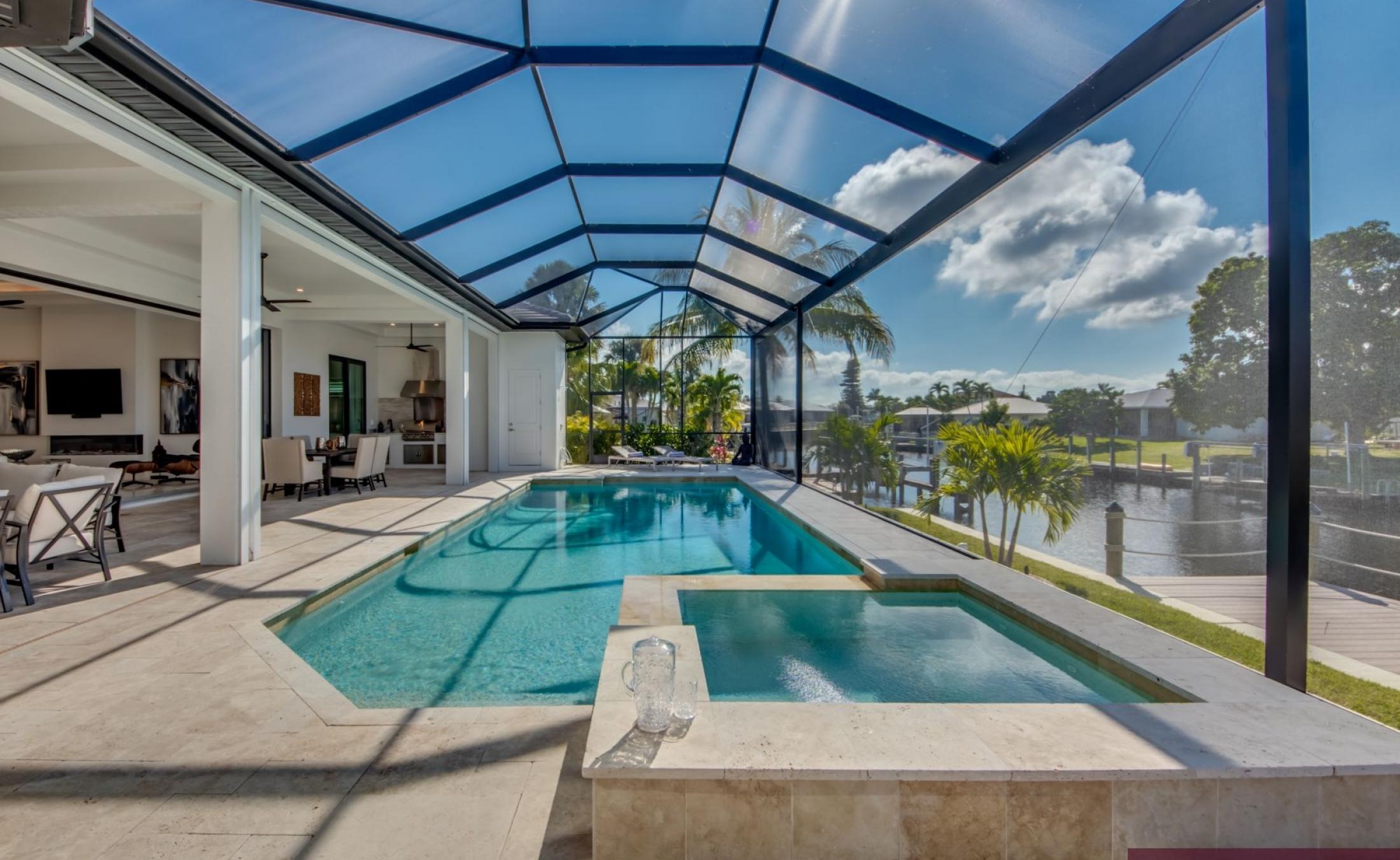 Exklusive Waterfront-Villa mit beheiztem Pool, Jacuzzi und privatem Bootsdock.