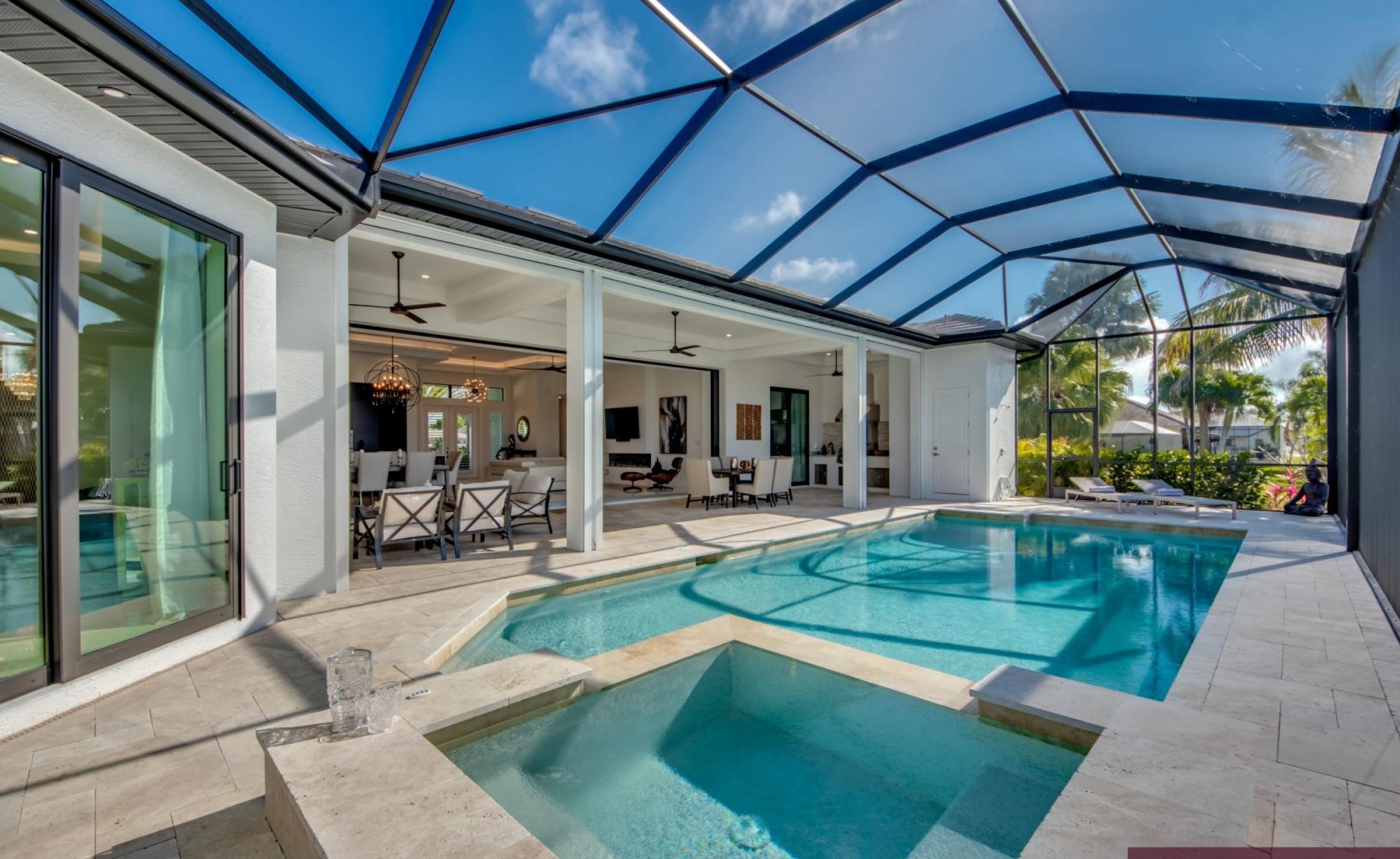 Außenbereich am Wasser mit privatem Bootsdock, beheiztem Pool und Jacuzzi.