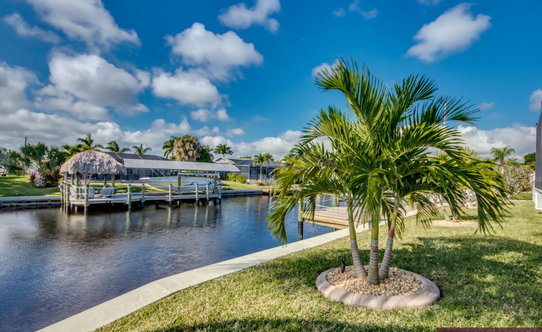 Elektrisch beheizter Pool mit Spa/Jacuzzi im Außenbereich am Wasser.