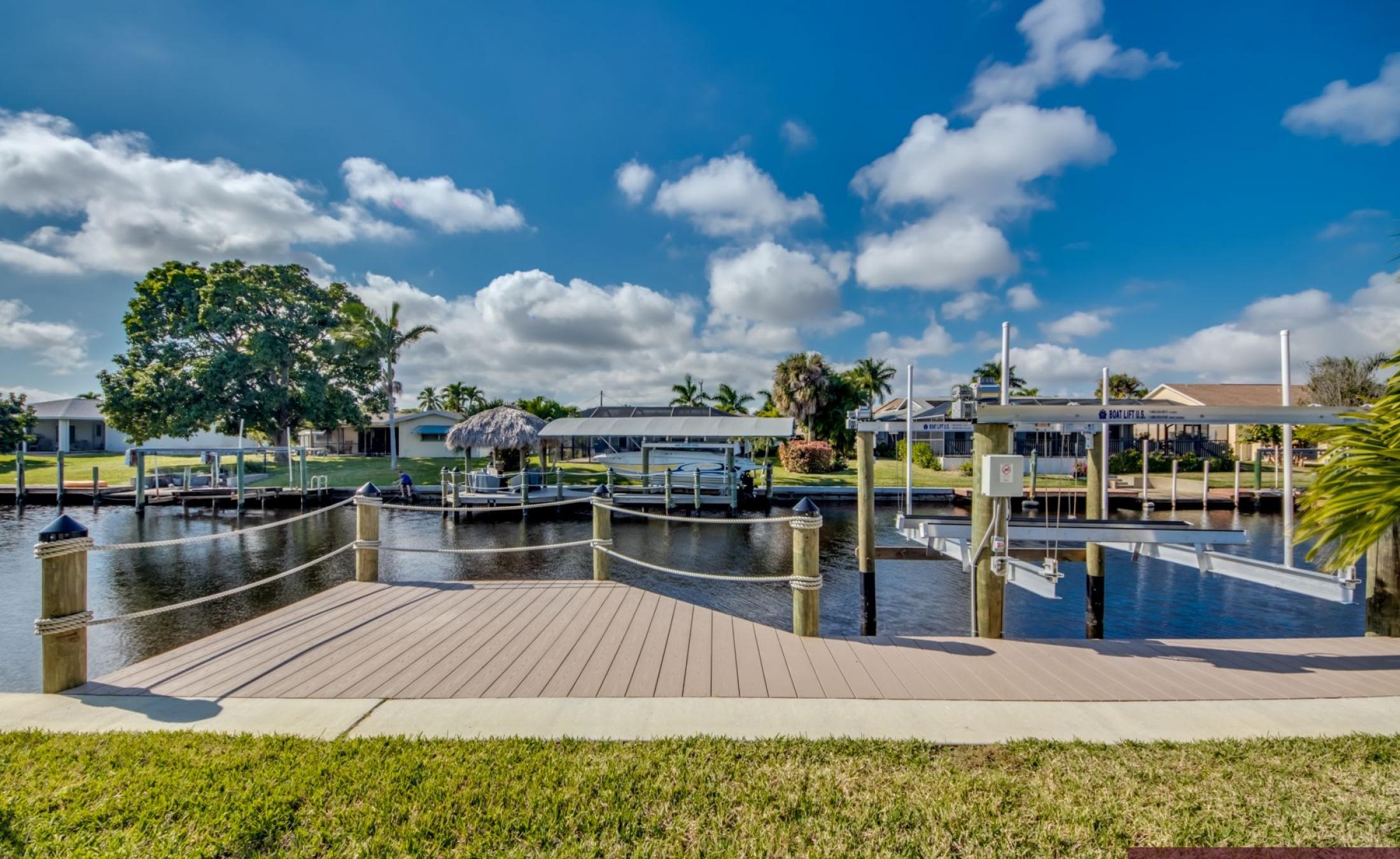 Elektrisch beheizter Pool und Jacuzzi im Außenbereich mit Blick aufs Wasser.