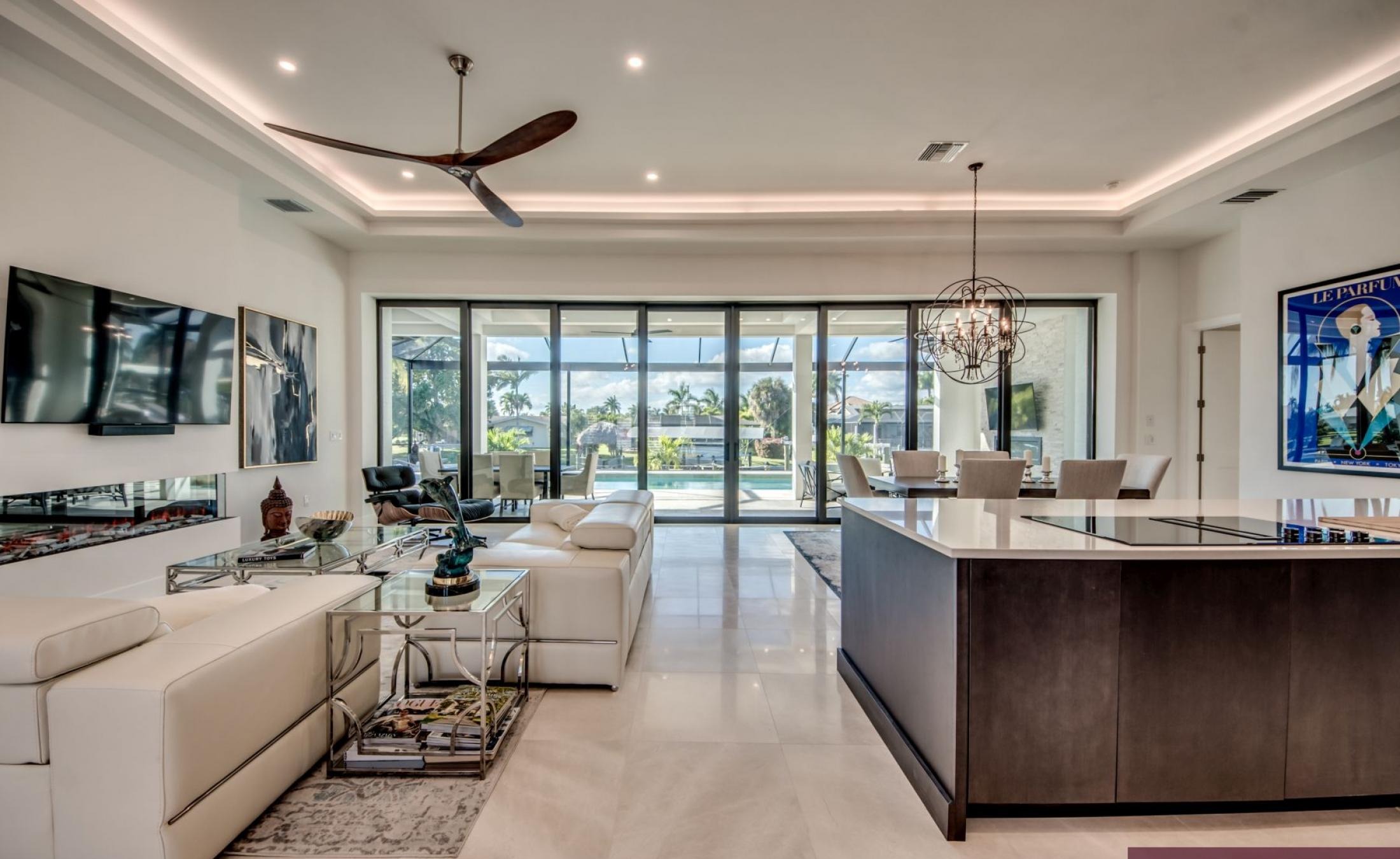 Billardtisch im Spielzimmer mit Unterhaltungselektronik und TV.