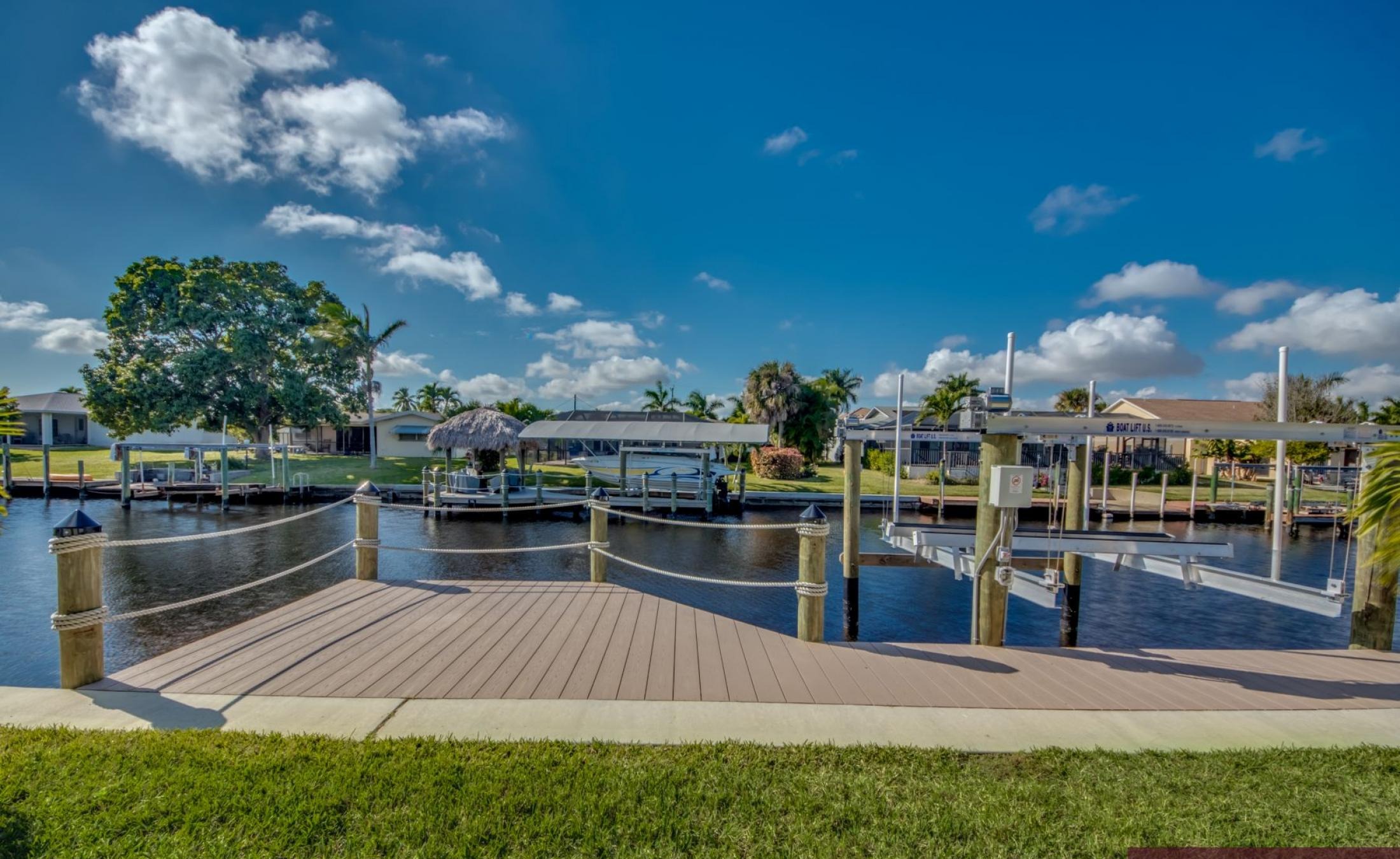 Elektrisch beheizter Pool und Spa/Jacuzzi auf der Terrasse mit Blick aufs Wasser.