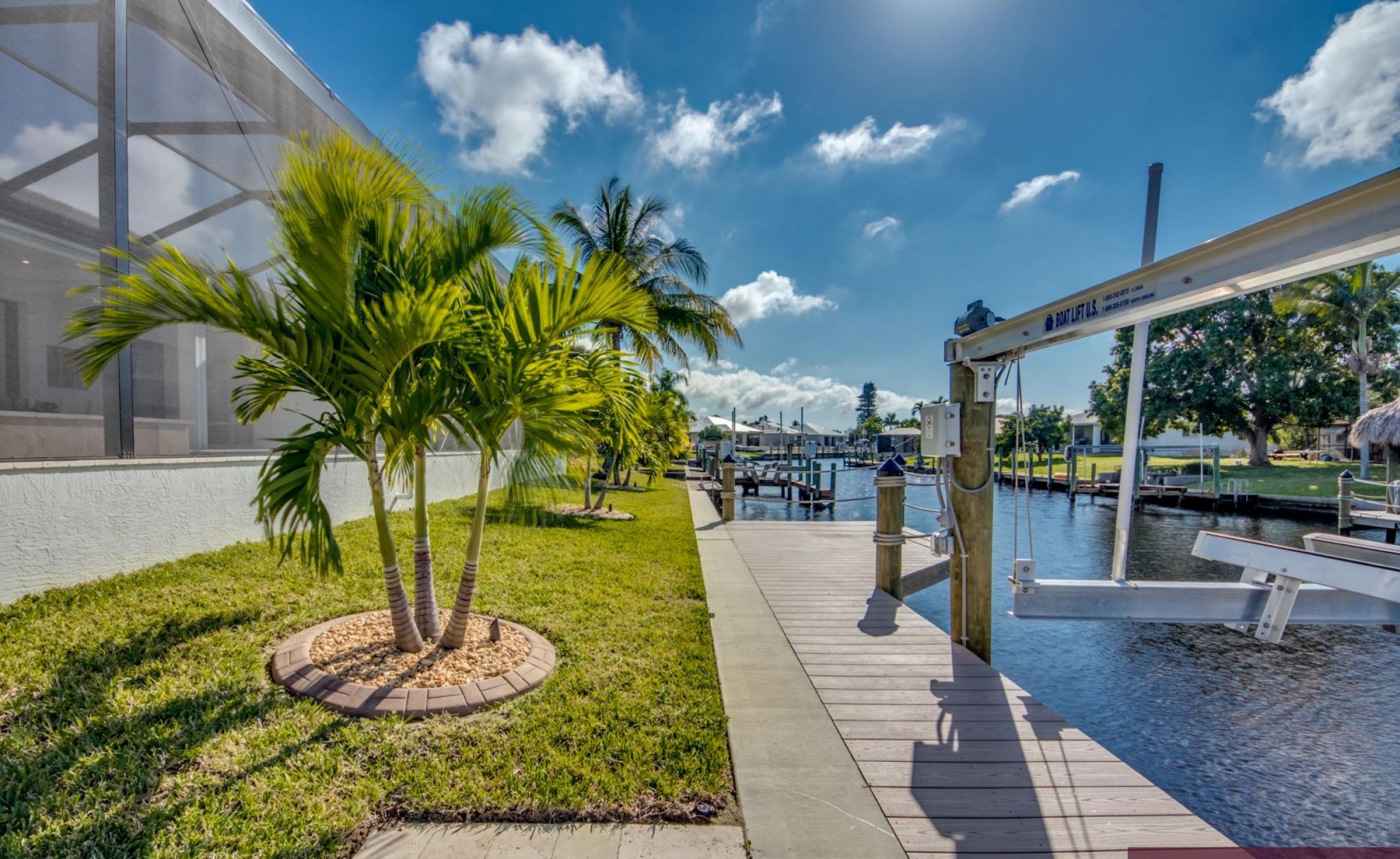 Außenbereich am Wasser mit beheiztem Pool, Jacuzzi und Bootsdock.