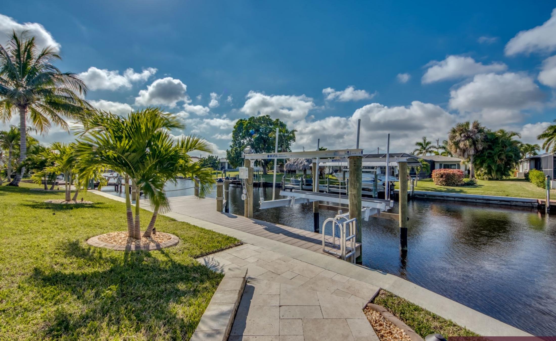 Elektrisch beheizter Pool und Jacuzzi im Außenbereich mit Blick aufs Wasser.