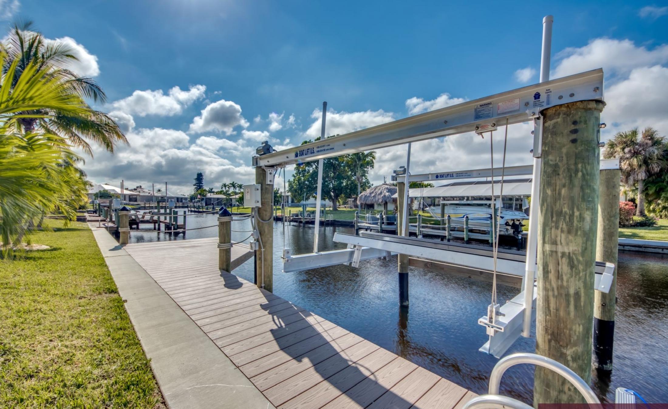Elektrisch beheizter Pool und Jacuzzi im Außenbereich mit Blick aufs Wasser.
