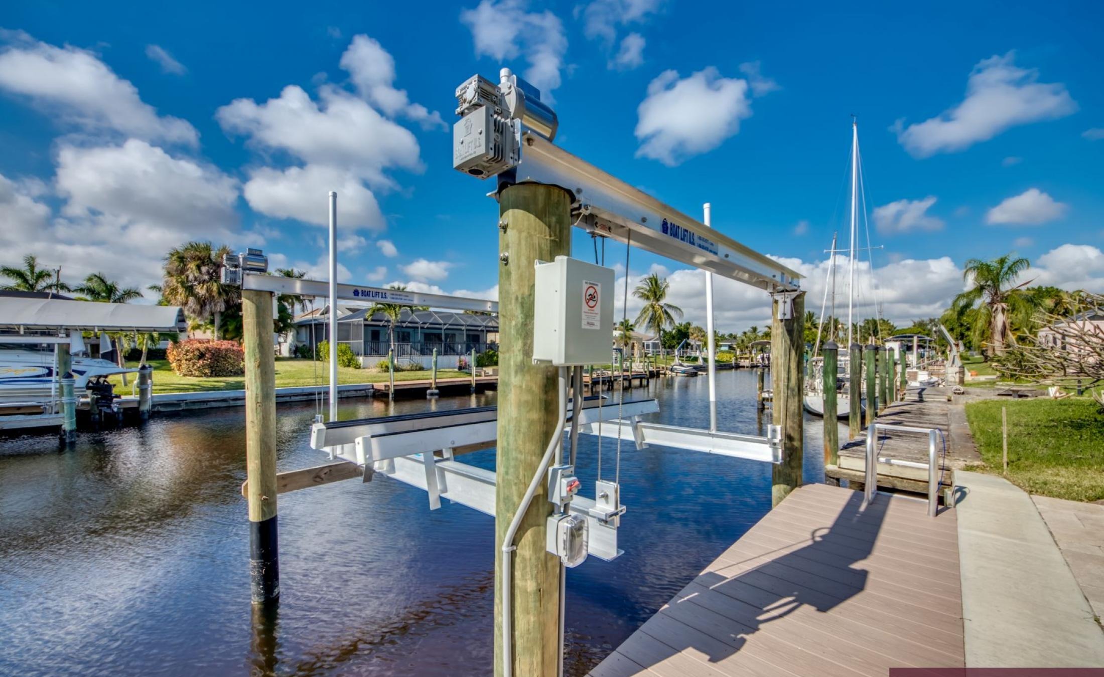 Elektrisch beheizter Pool und Jacuzzi im Außenbereich der Villa am Wasser.