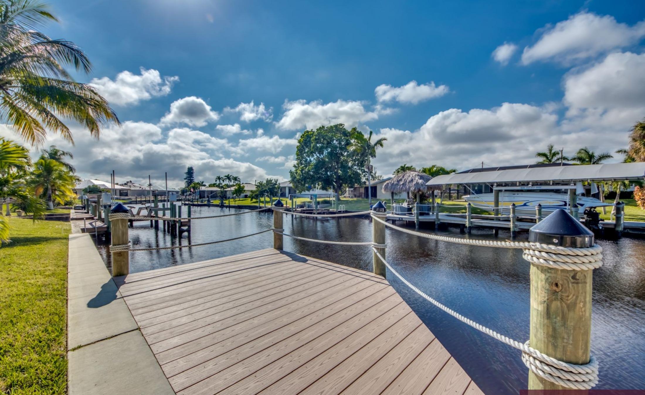 Außenbereich am Wasser mit beheiztem Pool, Jacuzzi und privatem Bootsdock.