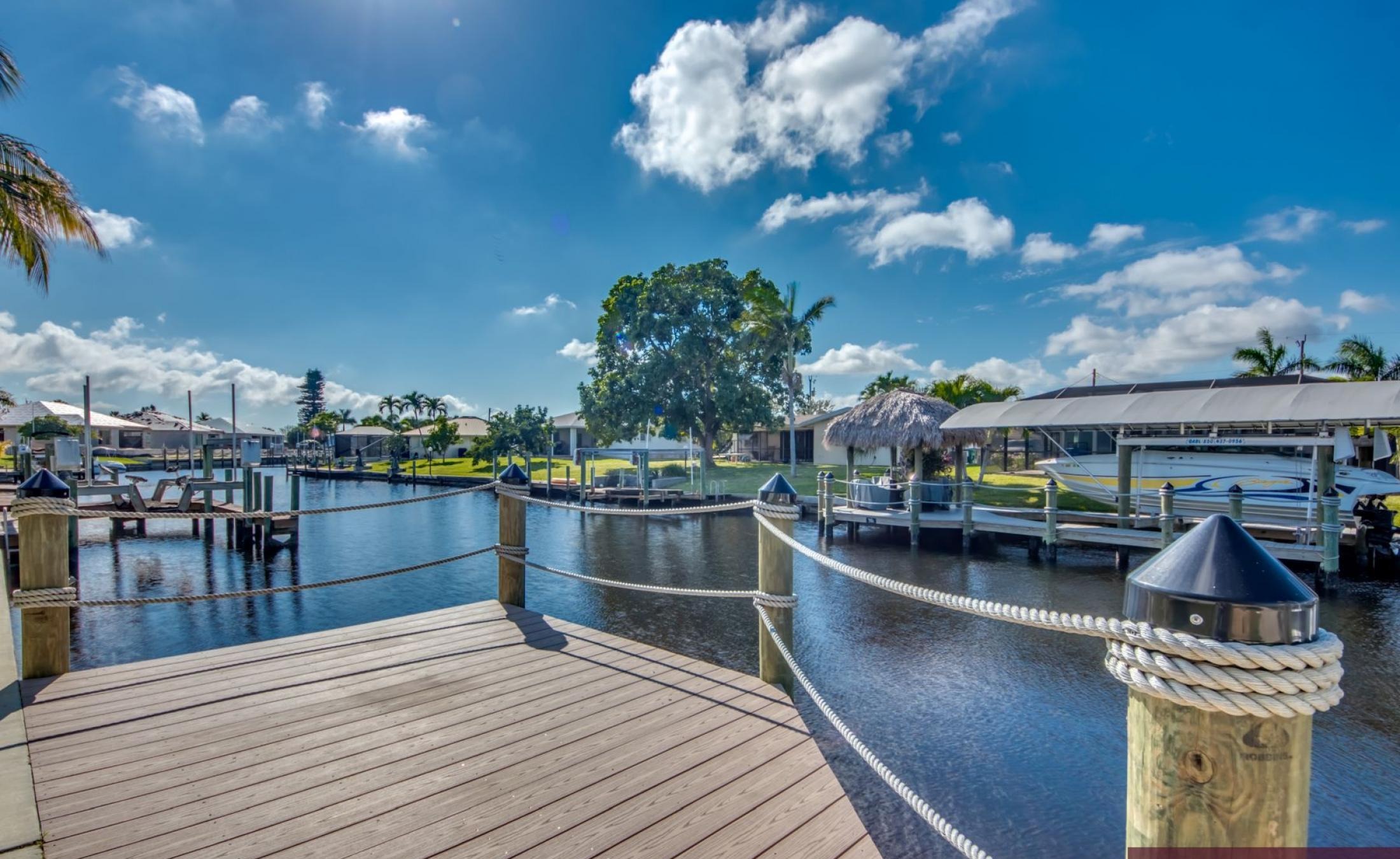 Außenbereich am Wasser mit privatem Bootsdock und Blick auf den Kanal.