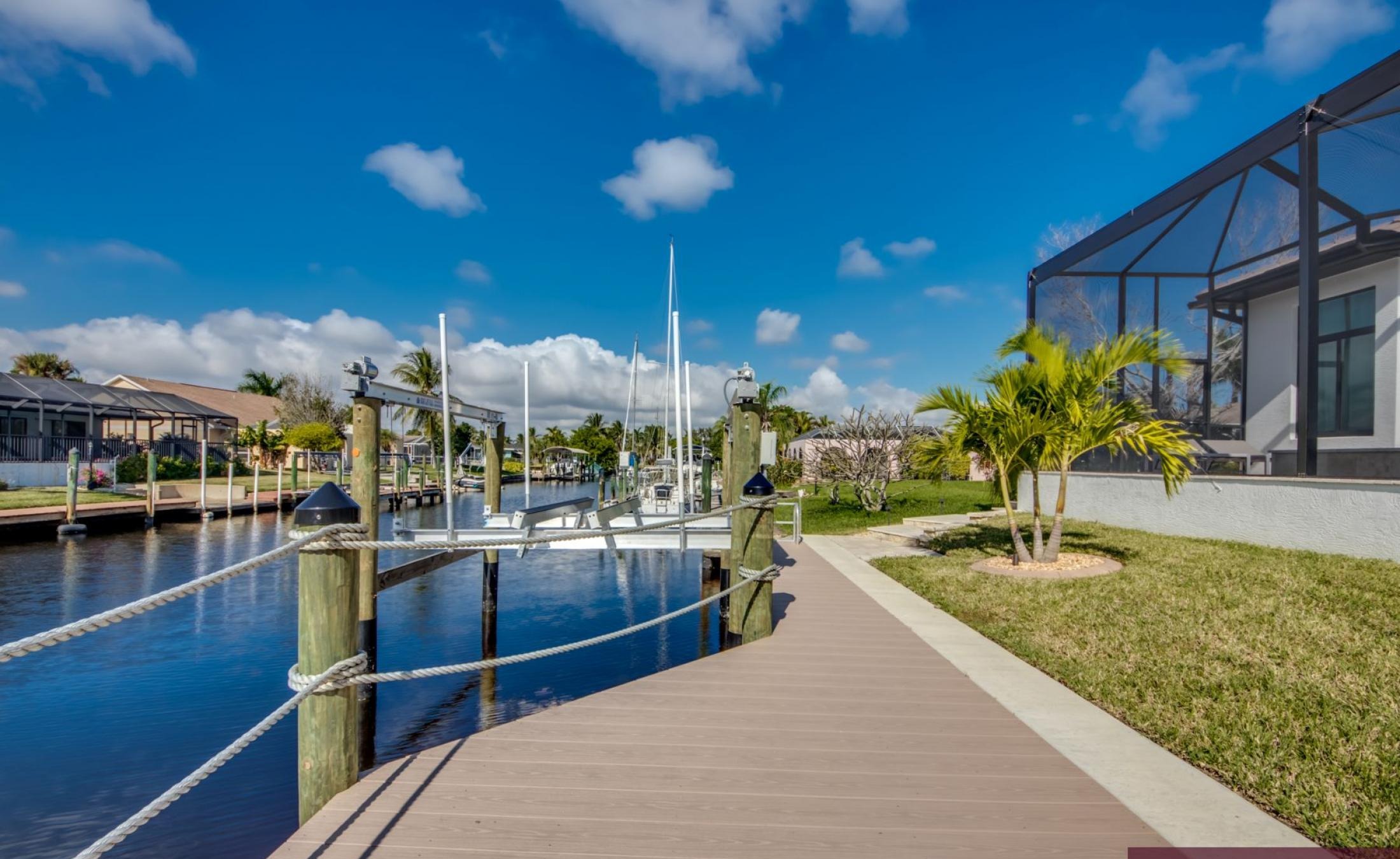Elektrisch beheizter Pool und Spa/Jacuzzi im Außenbereich mit Blick aufs Wasser.