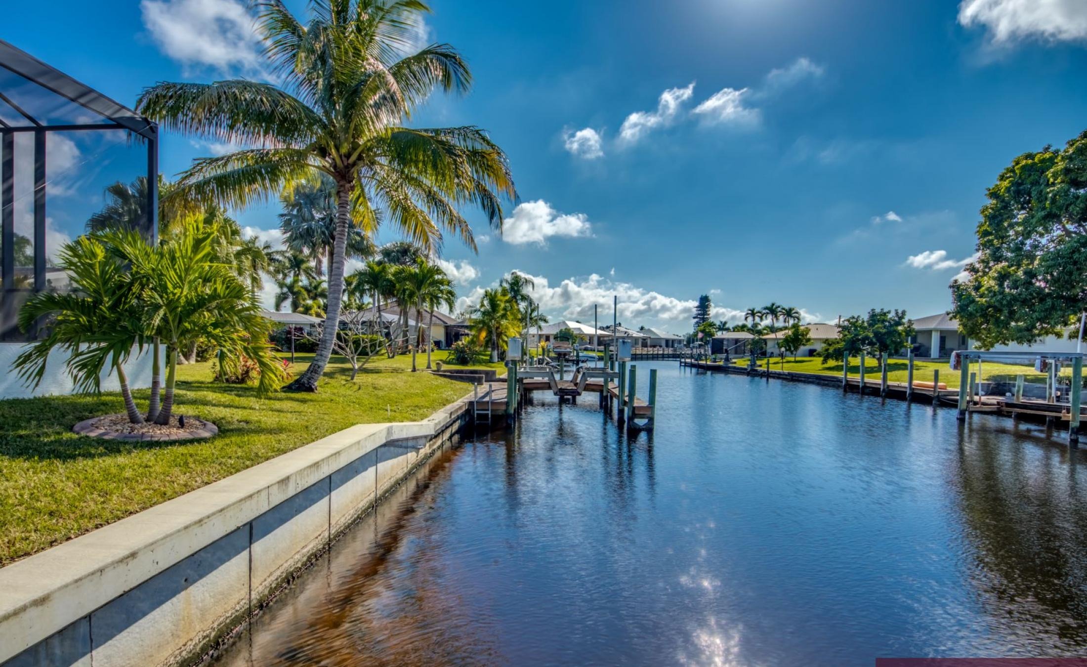 Elektrisch beheizter Pool mit Spa/Jacuzzi im Außenbereich am Wasser.