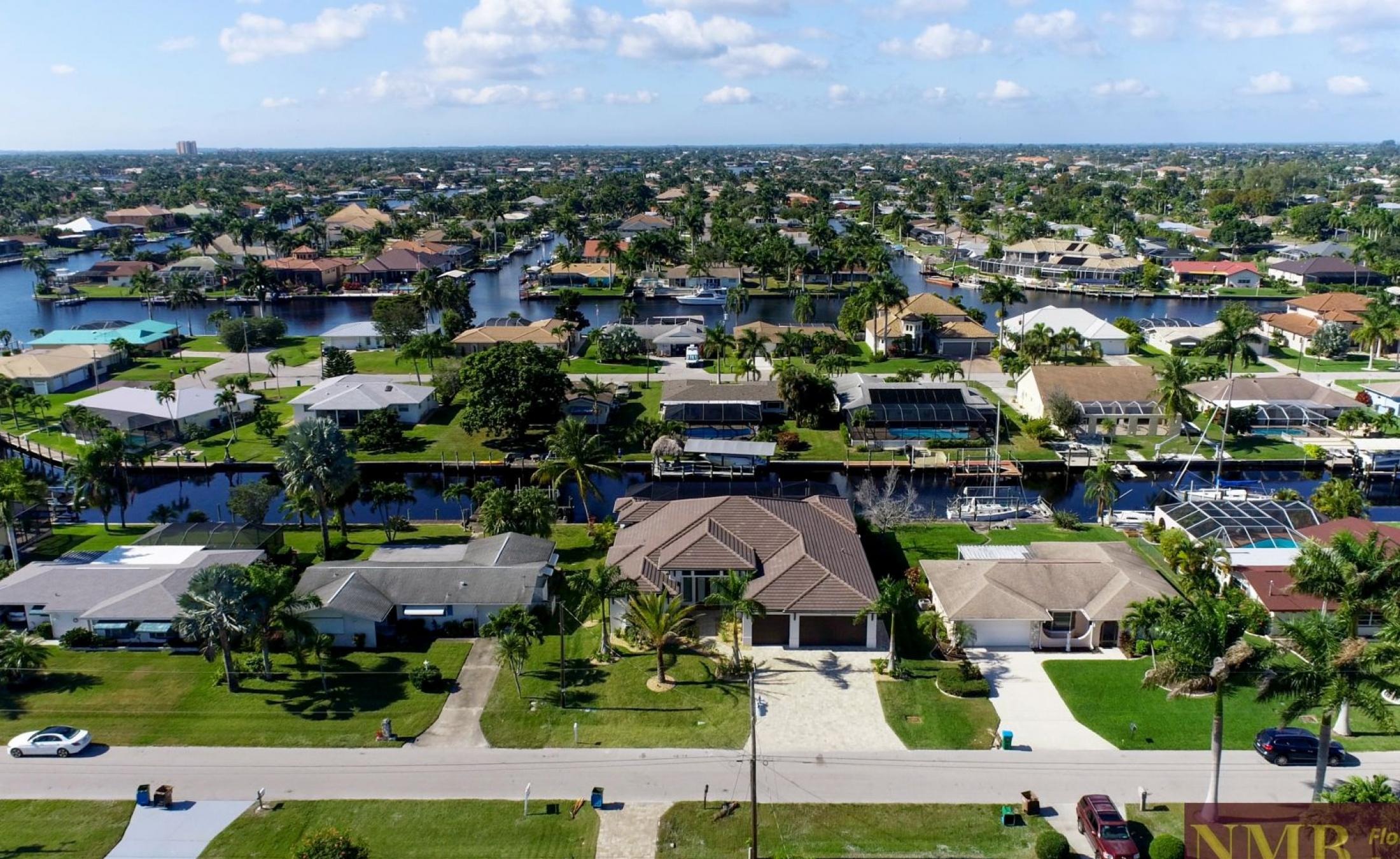 Elektrisch beheizter Pool und Jacuzzi im Außenbereich mit Blick aufs Wasser.