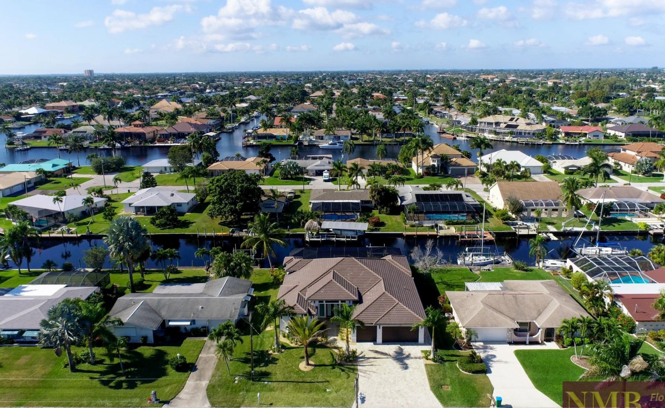 Villa am Wasser mit privatem Bootsdock sowie beheiztem Pool und Jacuzzi.