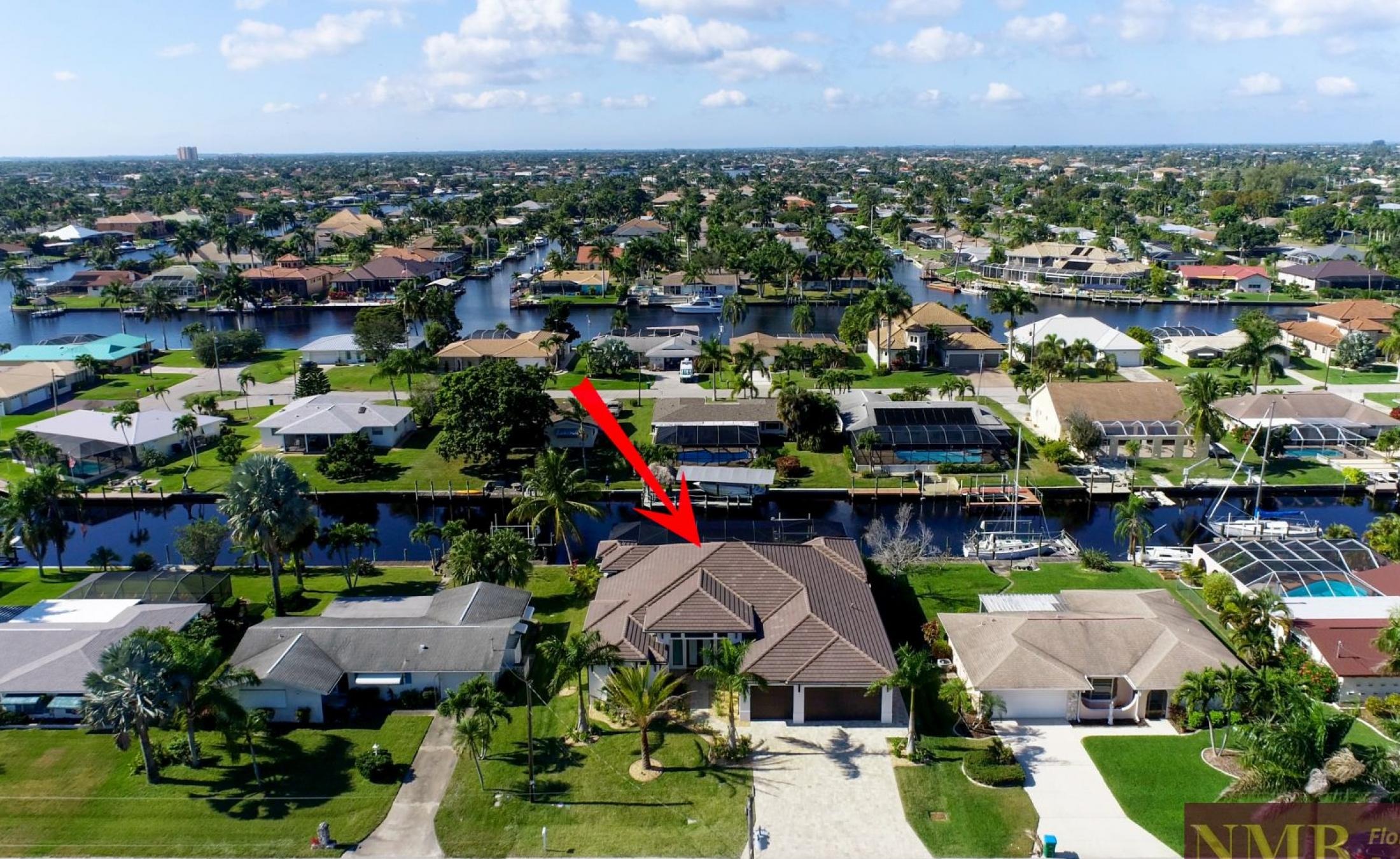 Elektrisch beheizter Pool und Jacuzzi auf der Terrasse mit Blick aufs Wasser.