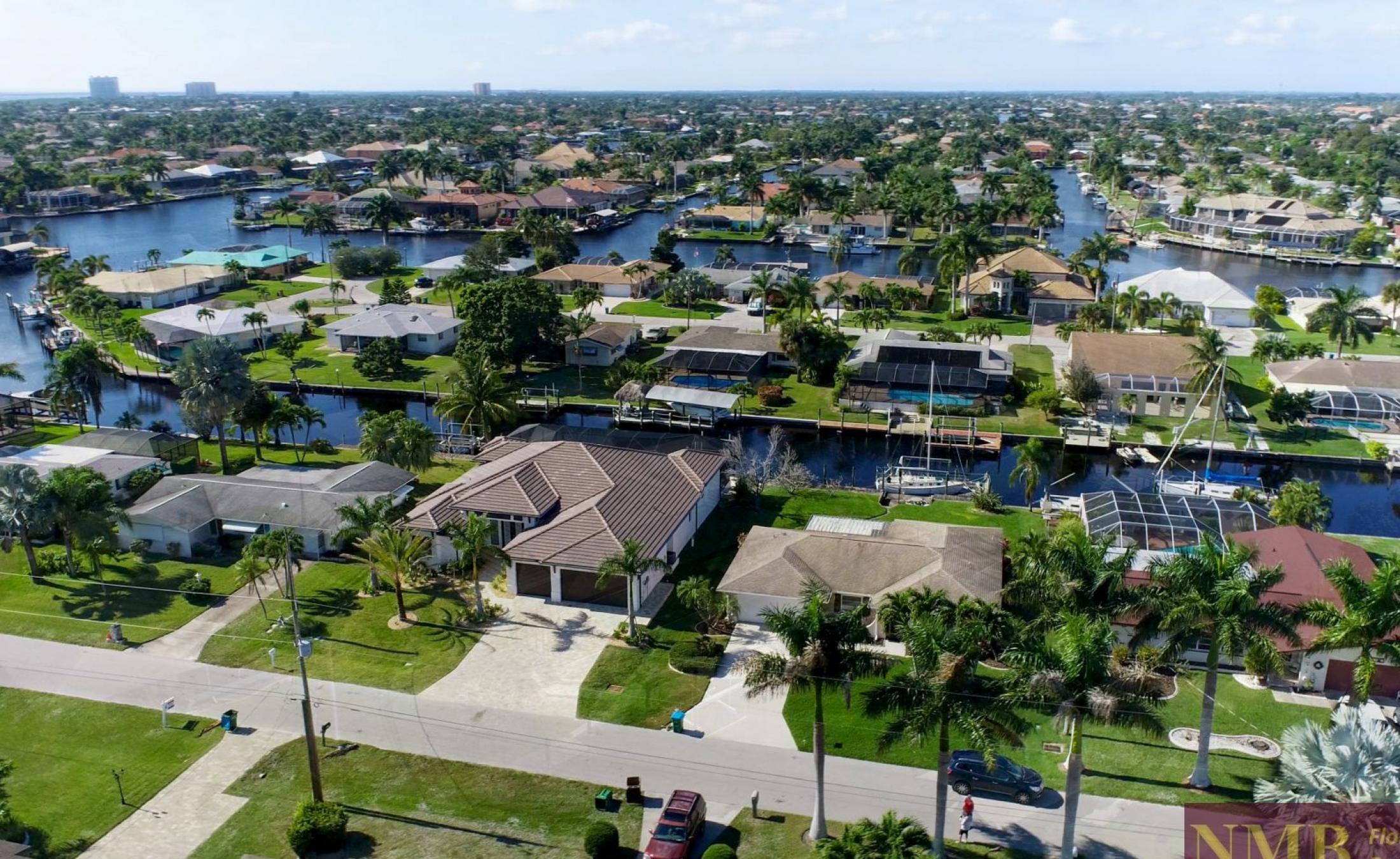 Exklusive Waterfront-Villa mit privatem Bootsdock sowie beheiztem Pool und Jacuzzi.