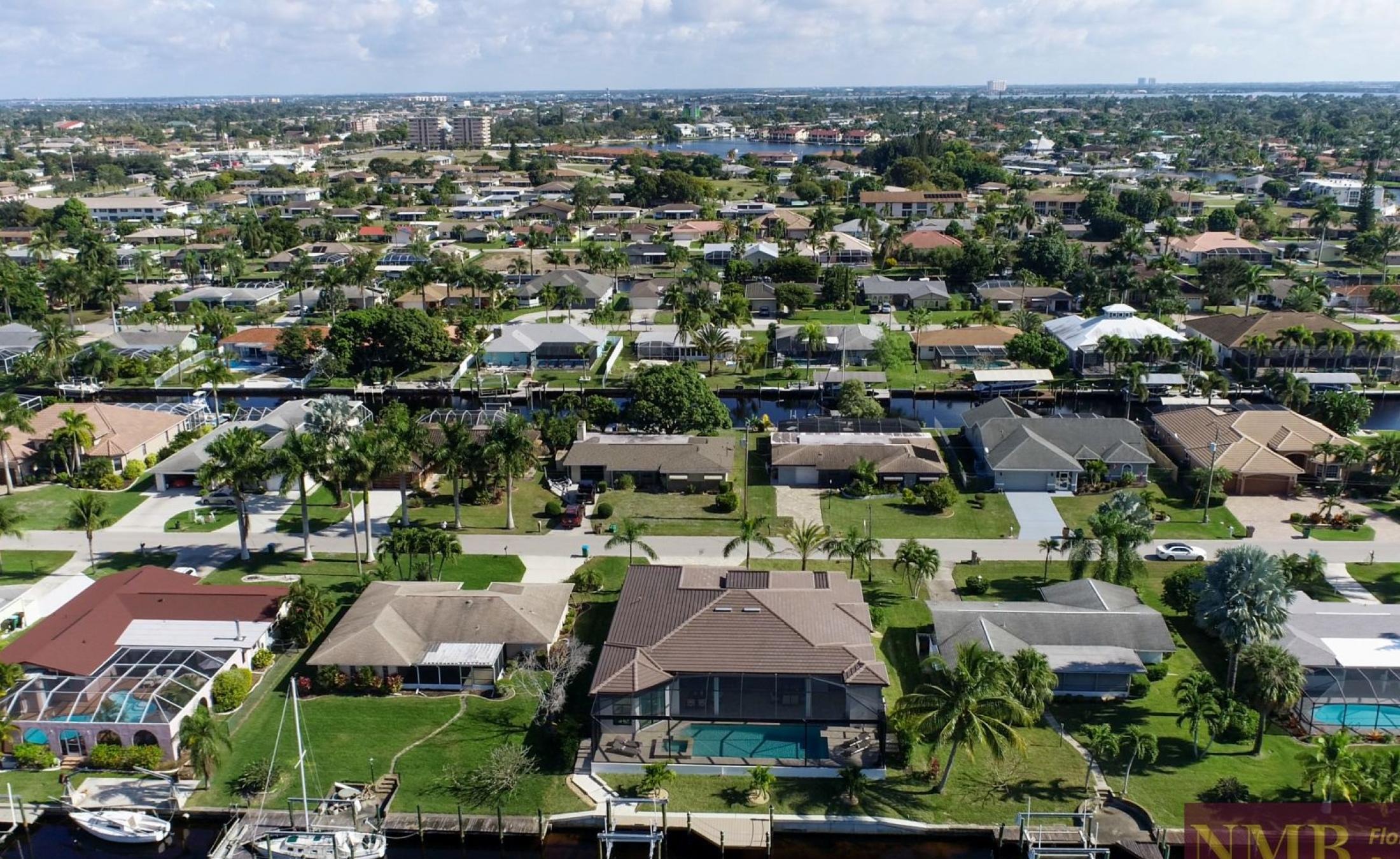 Elektrisch beheizter Pool mit Spa/Jacuzzi im Außenbereich am Wasser mit Bootsdock.