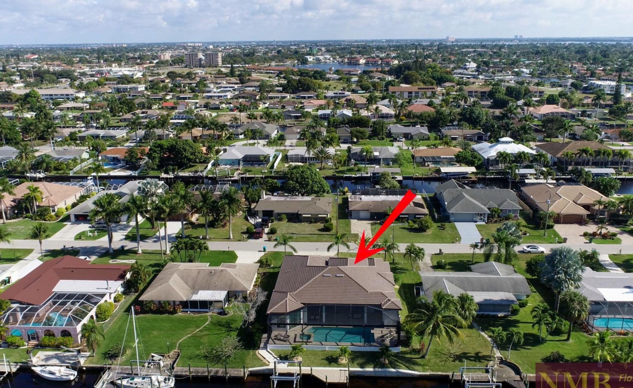 Elektrisch beheizter Pool und Jacuzzi auf der Terrasse mit Blick auf den Kanal.
