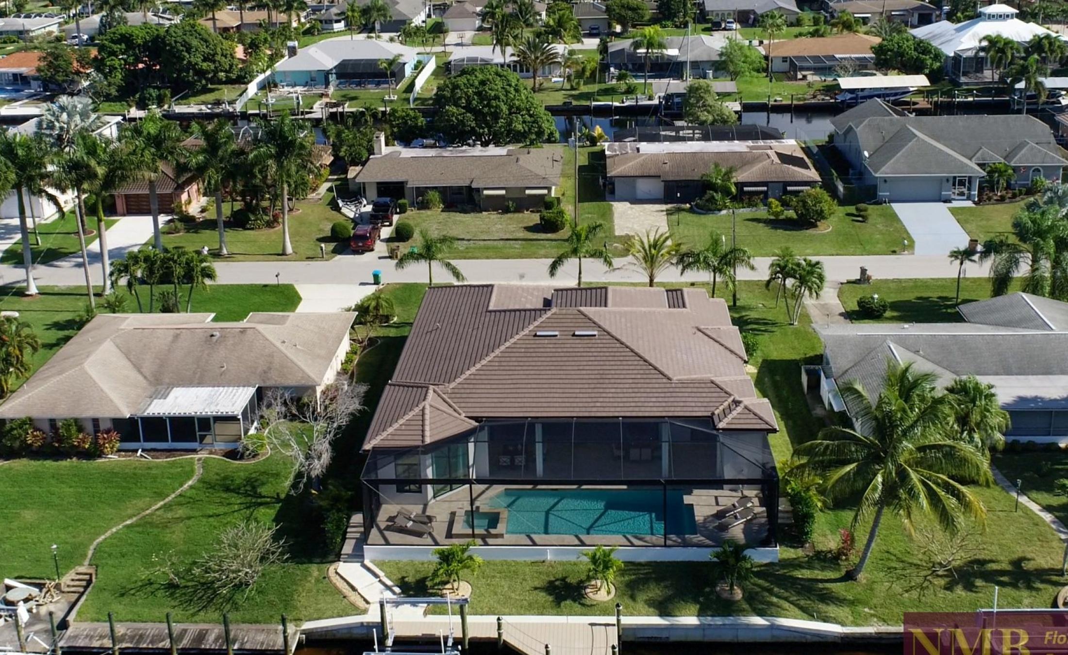 Außenbereich am Wasser mit Pool, Jacuzzi und privatem Bootsdock.