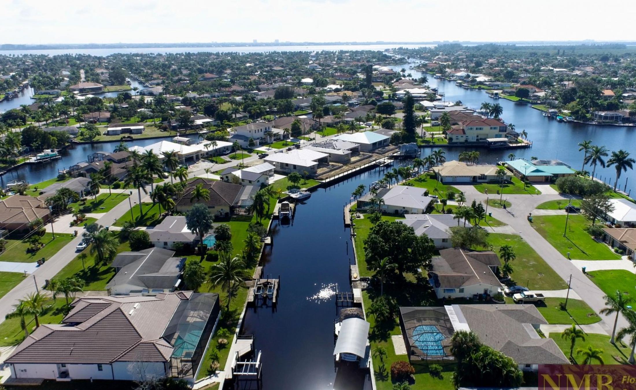 Elektrisch beheizter Pool und Spa/Jacuzzi im Außenbereich mit Blick aufs Wasser.